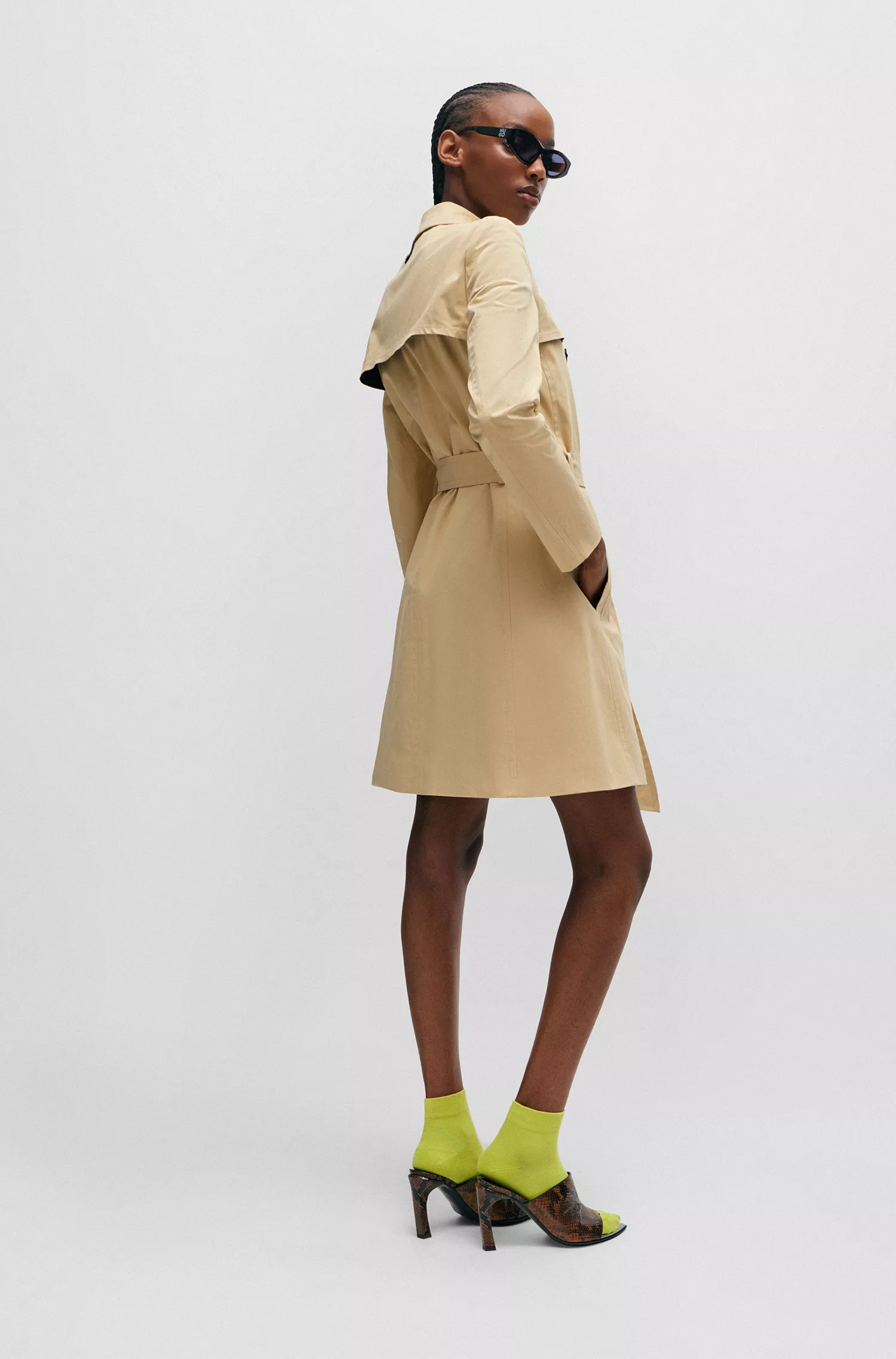 Trench coat HUGO com cinto vermelho em algodão elástico.