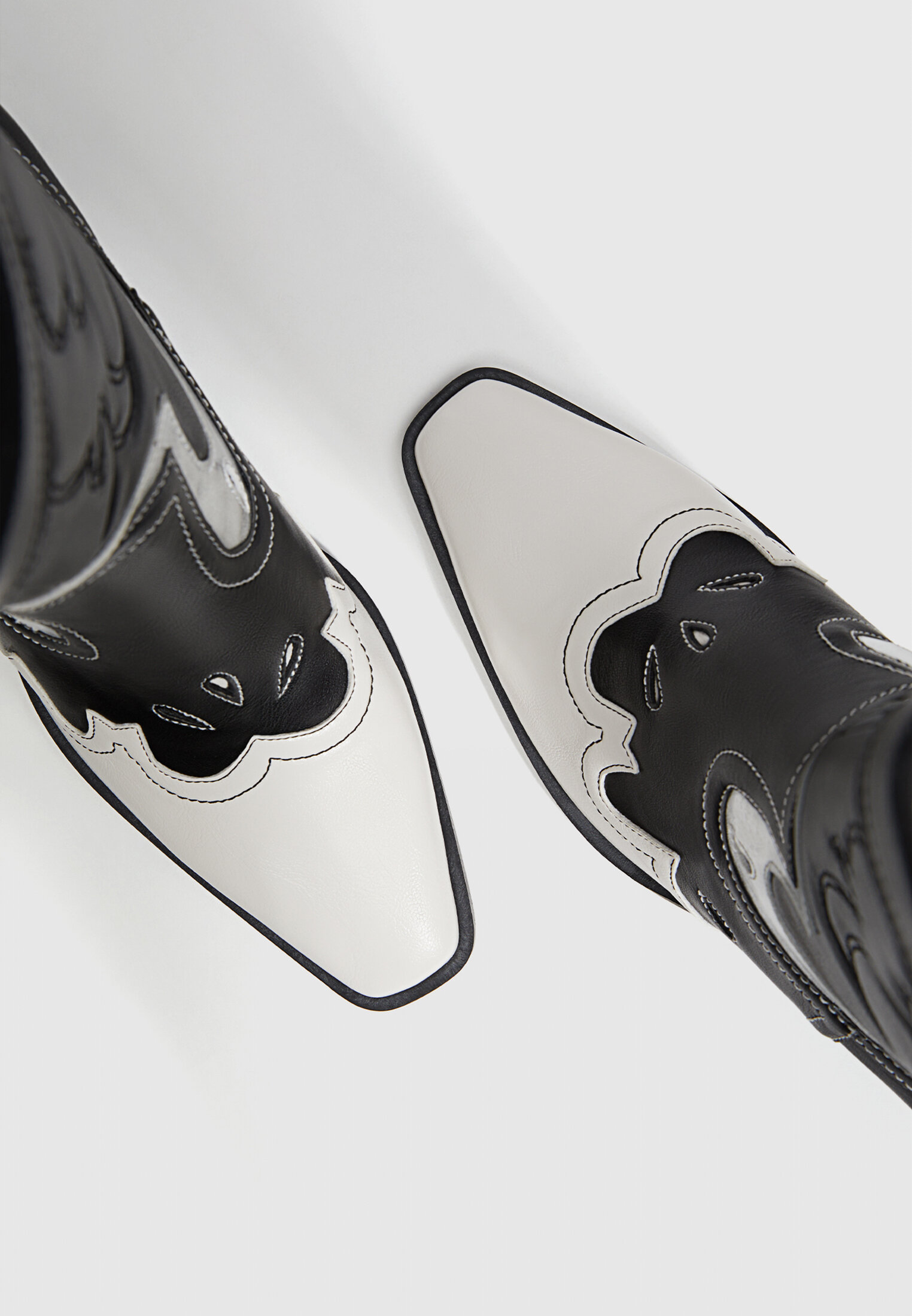 Botas de cowboy de salto alto com detalhes