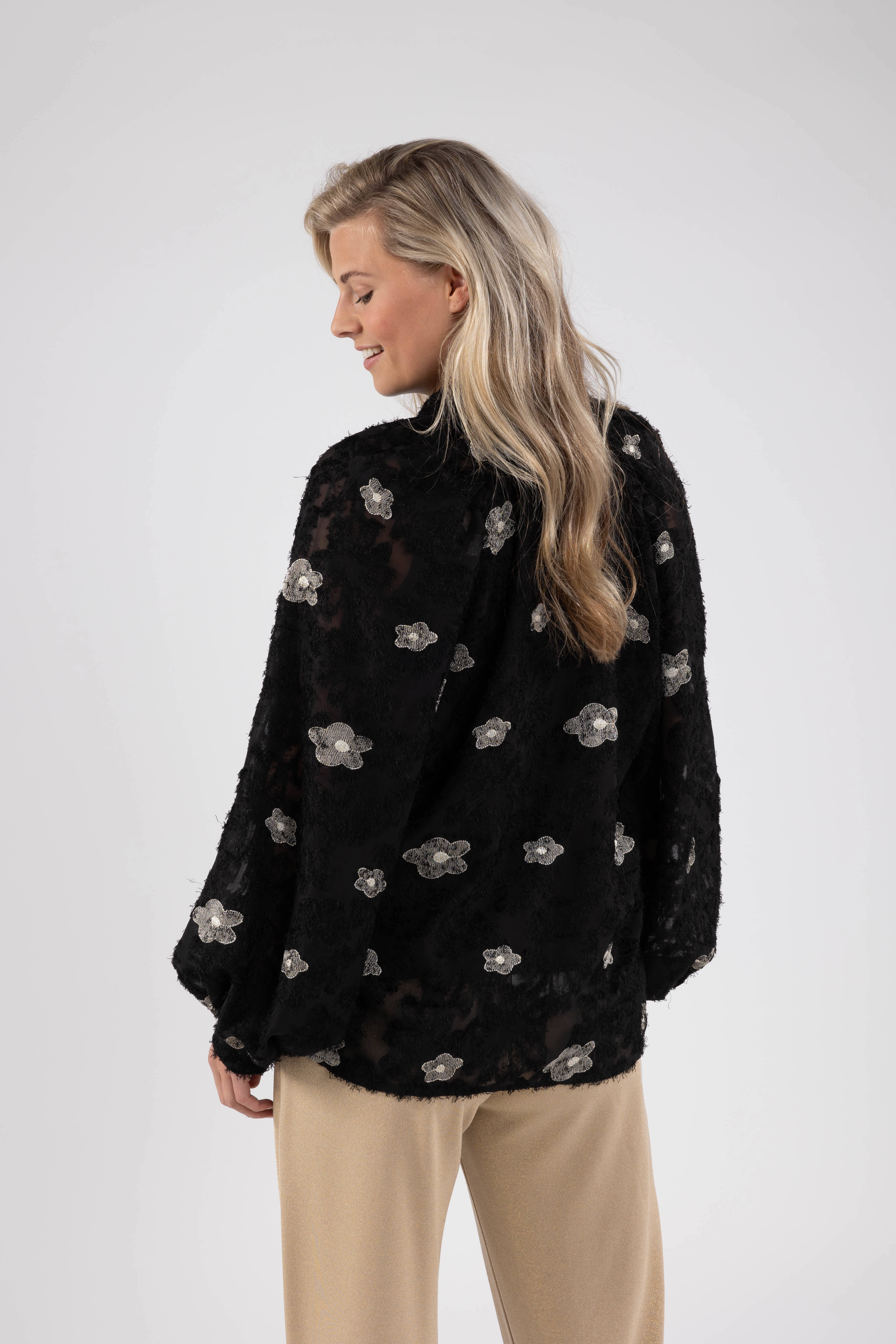 NUKUS gebloemde blouse Tatum zwart/ goud