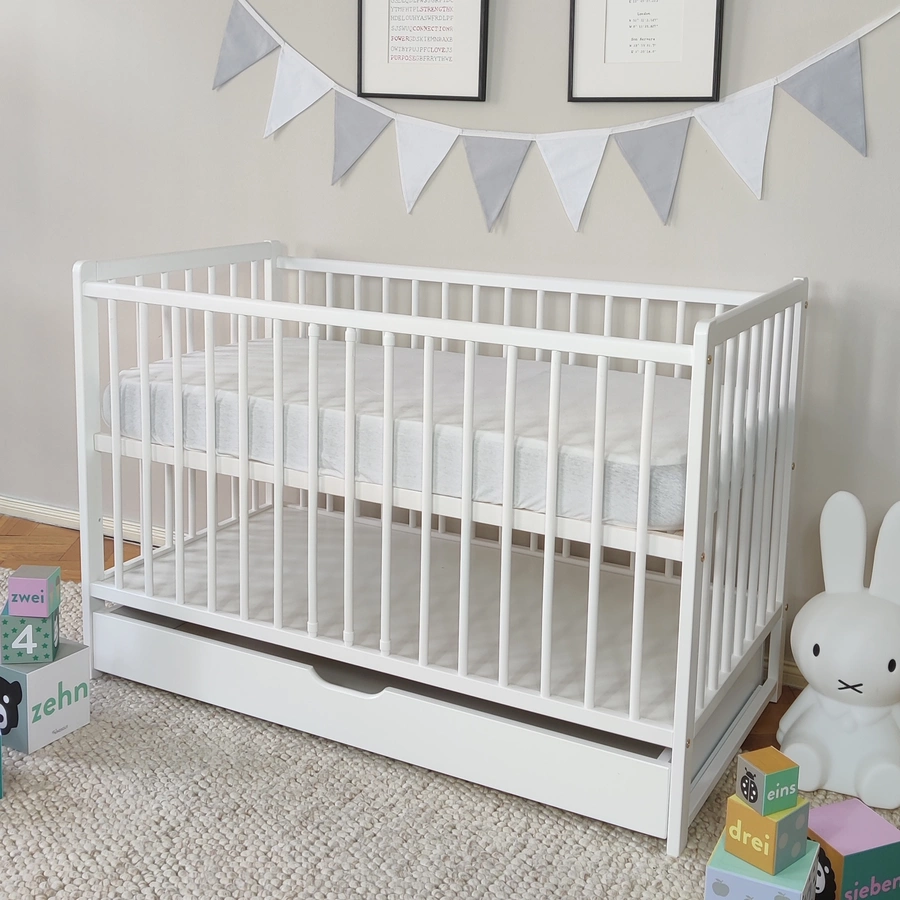 Kids Collective Babybett Gitterbett 60x120 höhenverstellbar & herausnehmbare Sprossen weiß mit Schubl. und Matratze