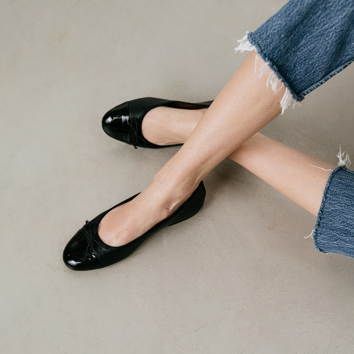 Ballerines à bouts ronds et nœuds  en vernis cuir noir