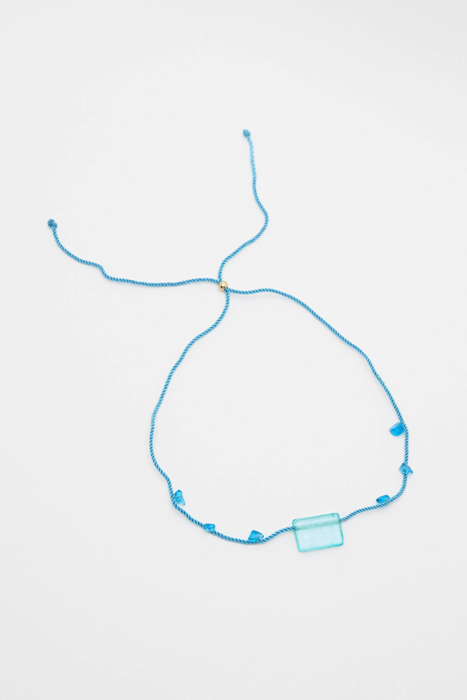 Colar com cordão de pedra azul