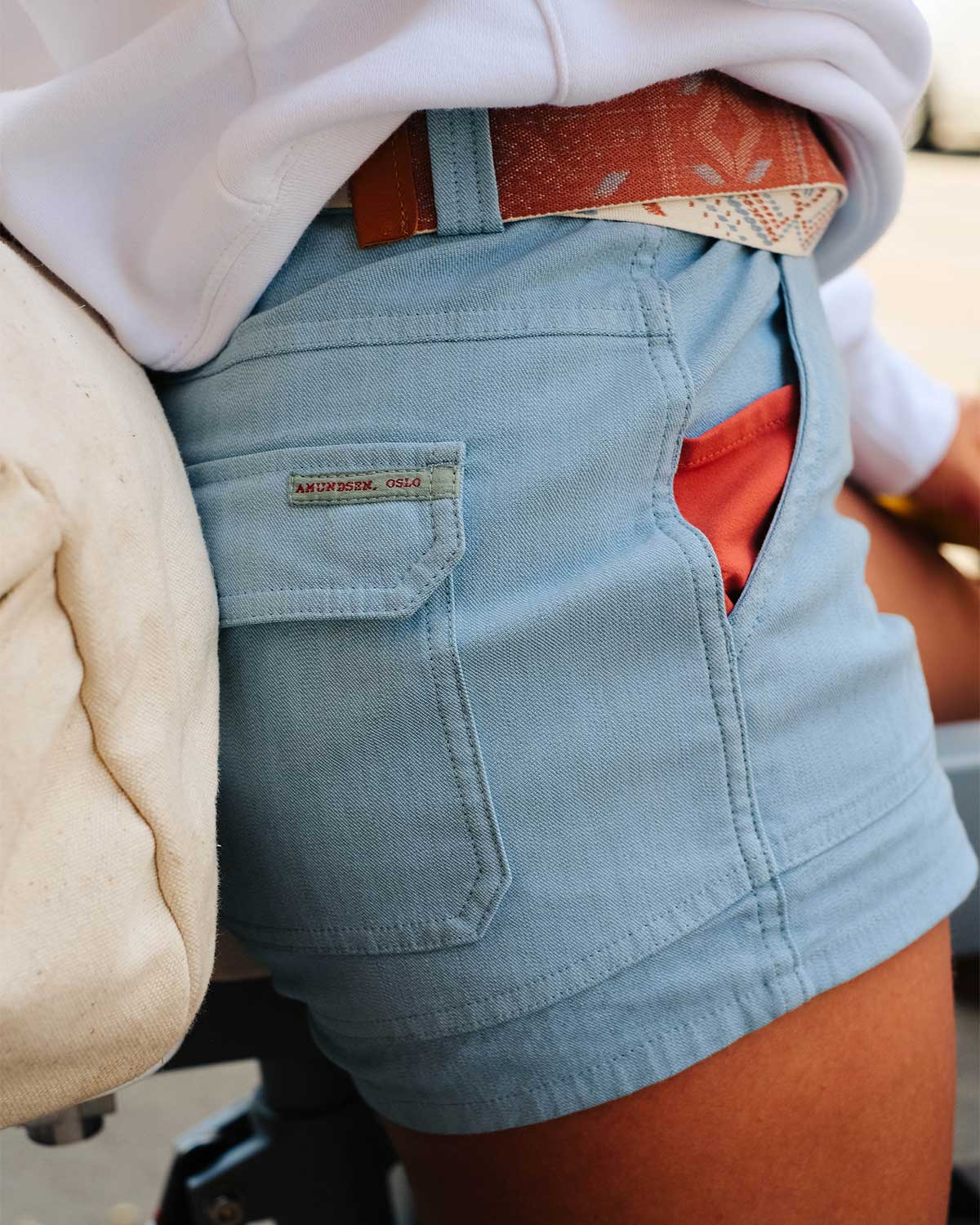 Amundsen Sports 4incher Oslo Shorts, Dame<br>Superkomfortabel med en solbleket denim-look!
