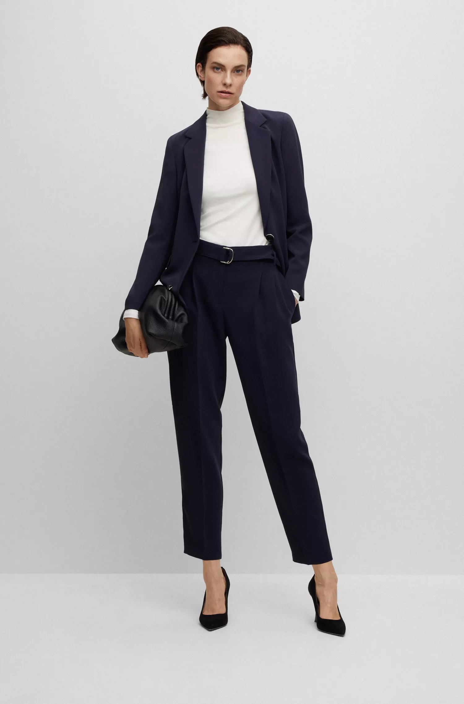 Calça BOSS Black-Belted de corte regular em crepe japonês.