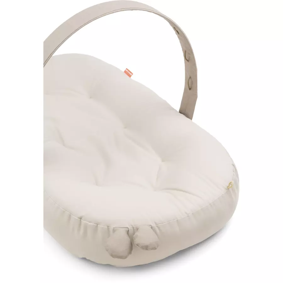 Done by Deer™ Babynest mit Aktivitätsbogen Raffi Sand