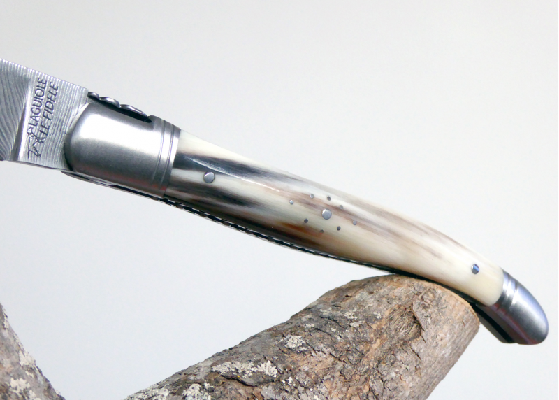 Couteau Laguiole avec une lame Damas et un manche en Corne Blonde