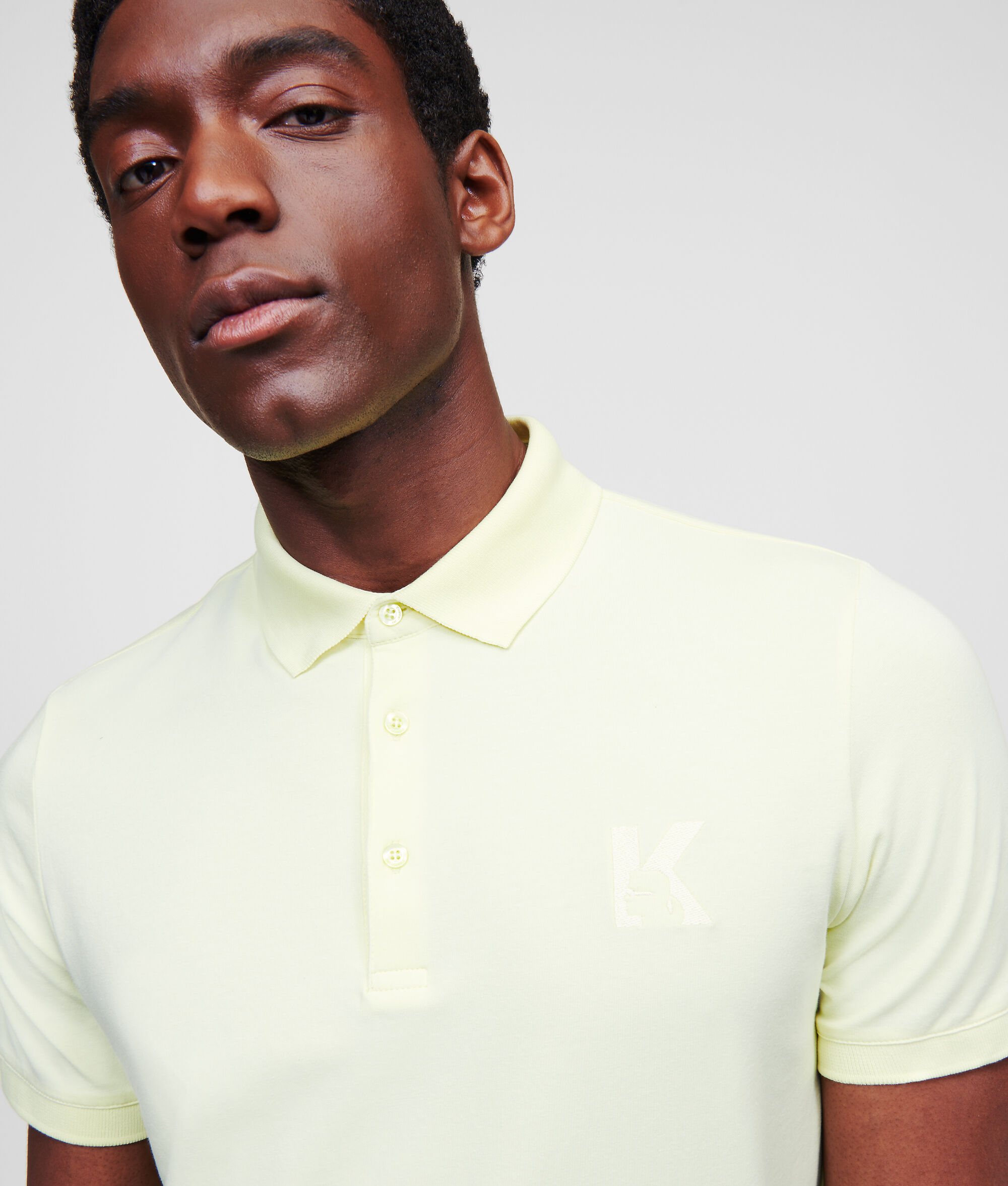 Polo à logo ton sur ton