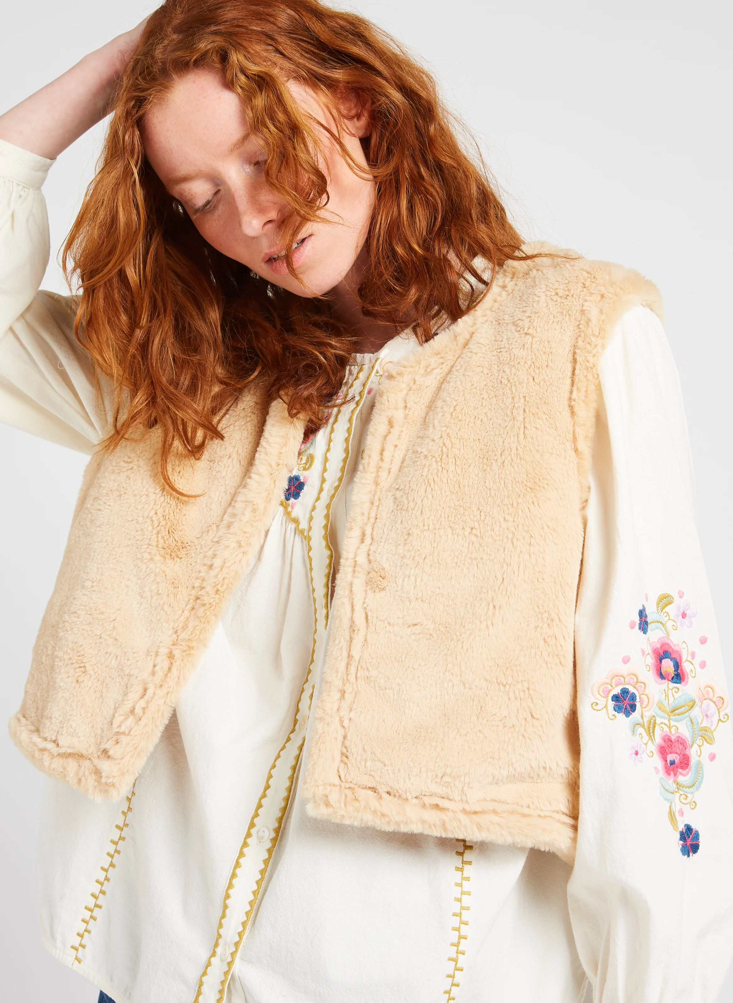RENEE - Veste col rond brodée en coton bio | Beige