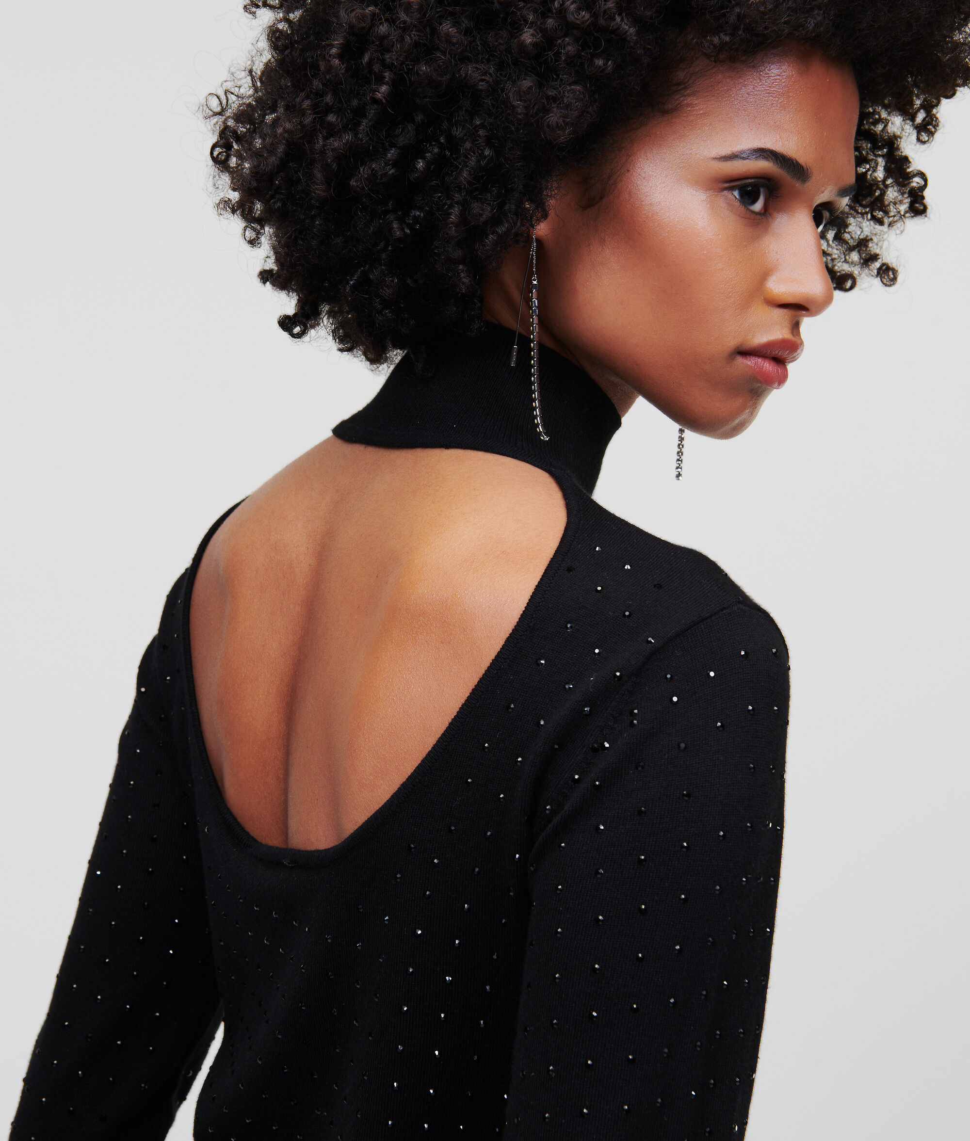 PULL ÉCHANCRÉ AU DOS ET ORNÉ DE STRASS