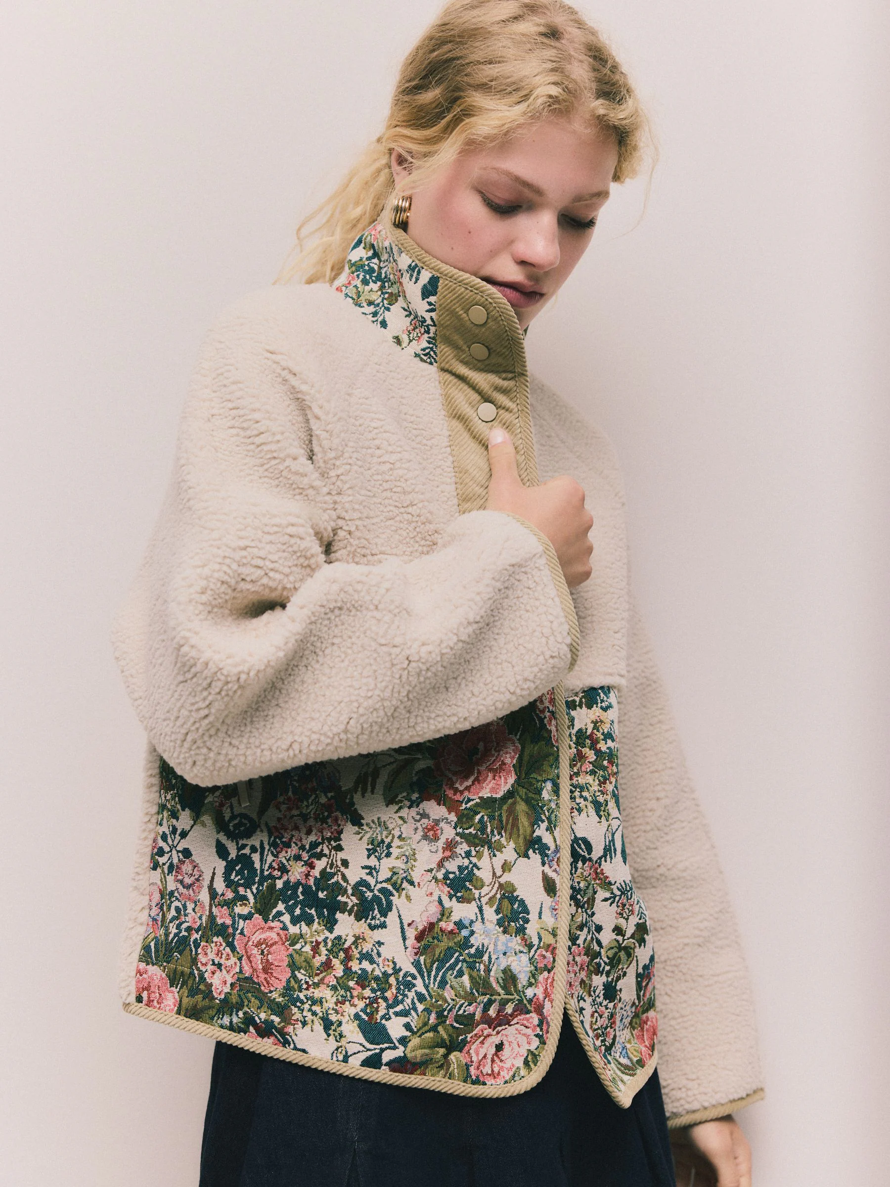 Ecru/roze met bloemenprint - Behaaglijke teddy Borg mixgeweven fleece Jack met Knoopsluiting