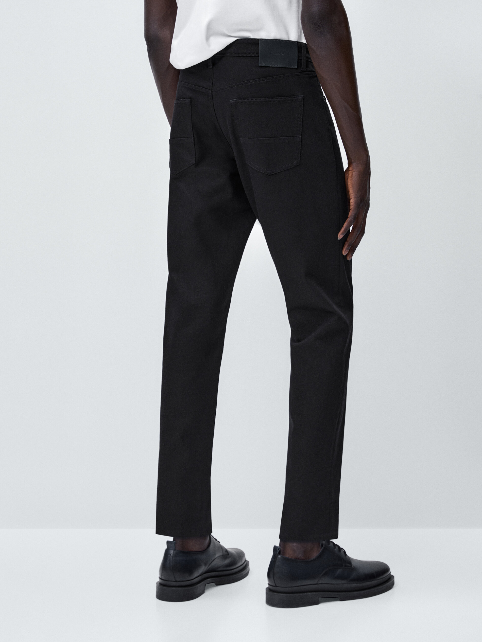 Calça jeans de corte afunilado - PRETA