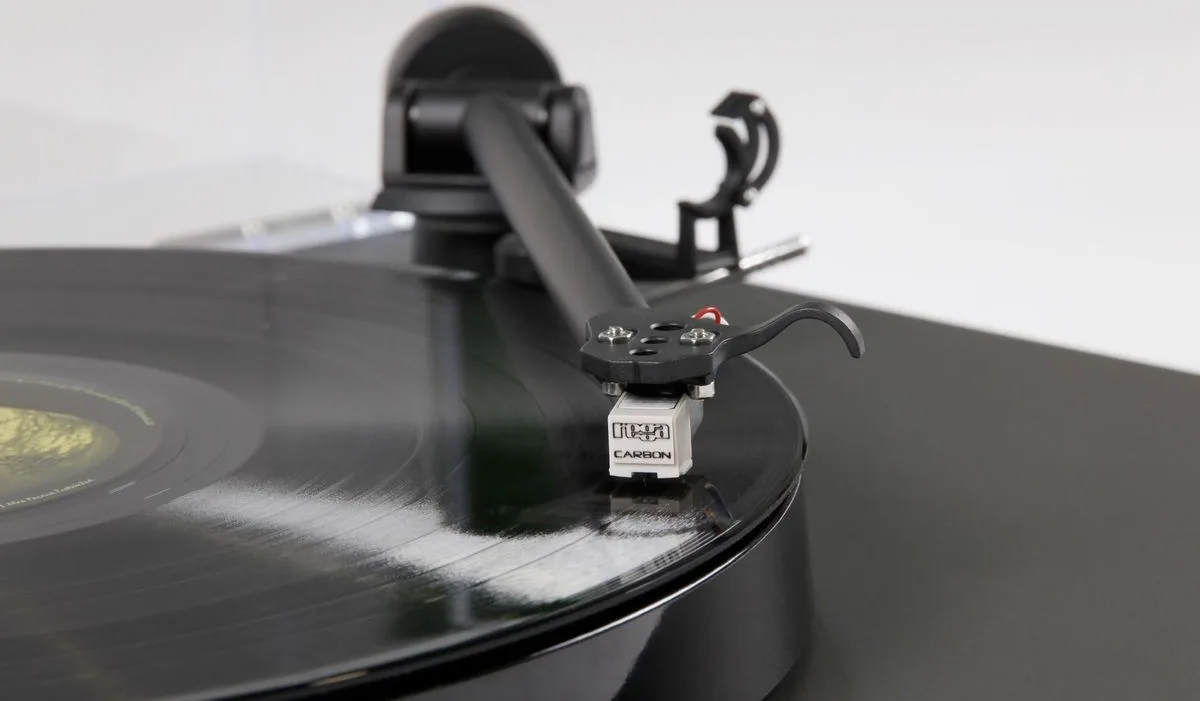 Rega Planar 1 Noir mat avec cellule Carbon MM Platines vinyle hi-fi