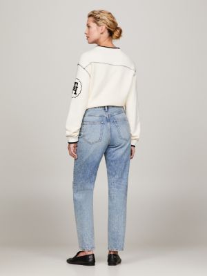Calça jeans clássica de cintura alta, corte reto e modelagem desgastada até o tornozelo.