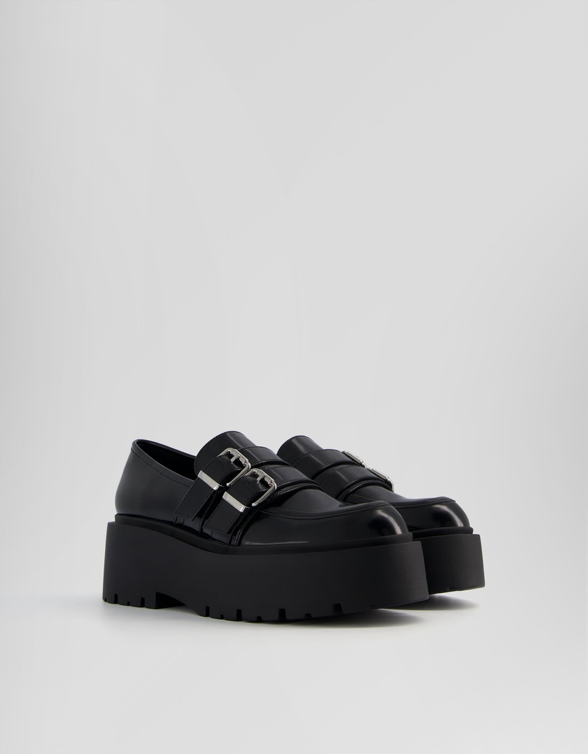 Sapatos plataforma com fivelas