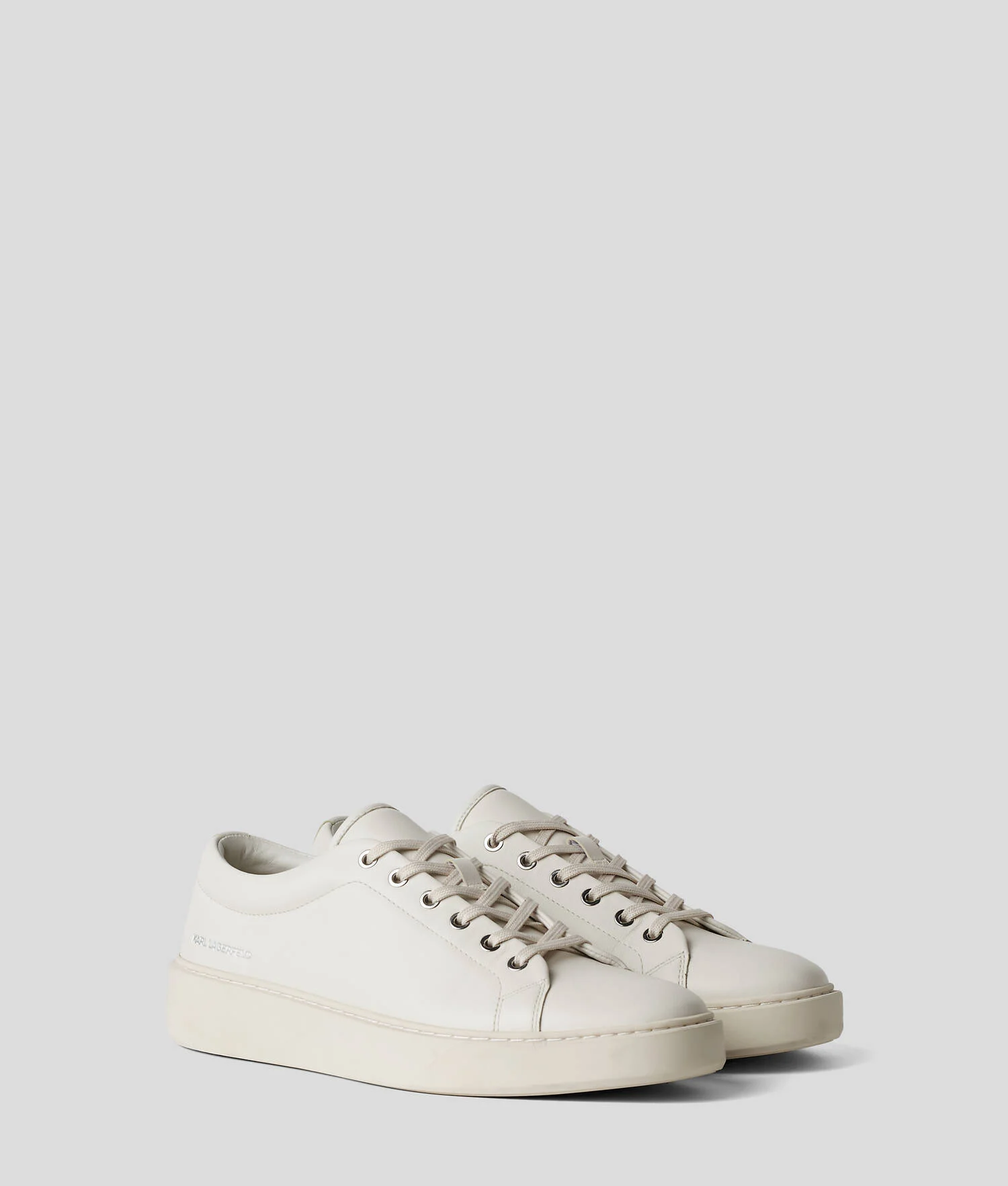 BASKETS EN CUIR BLANC CASSÉ