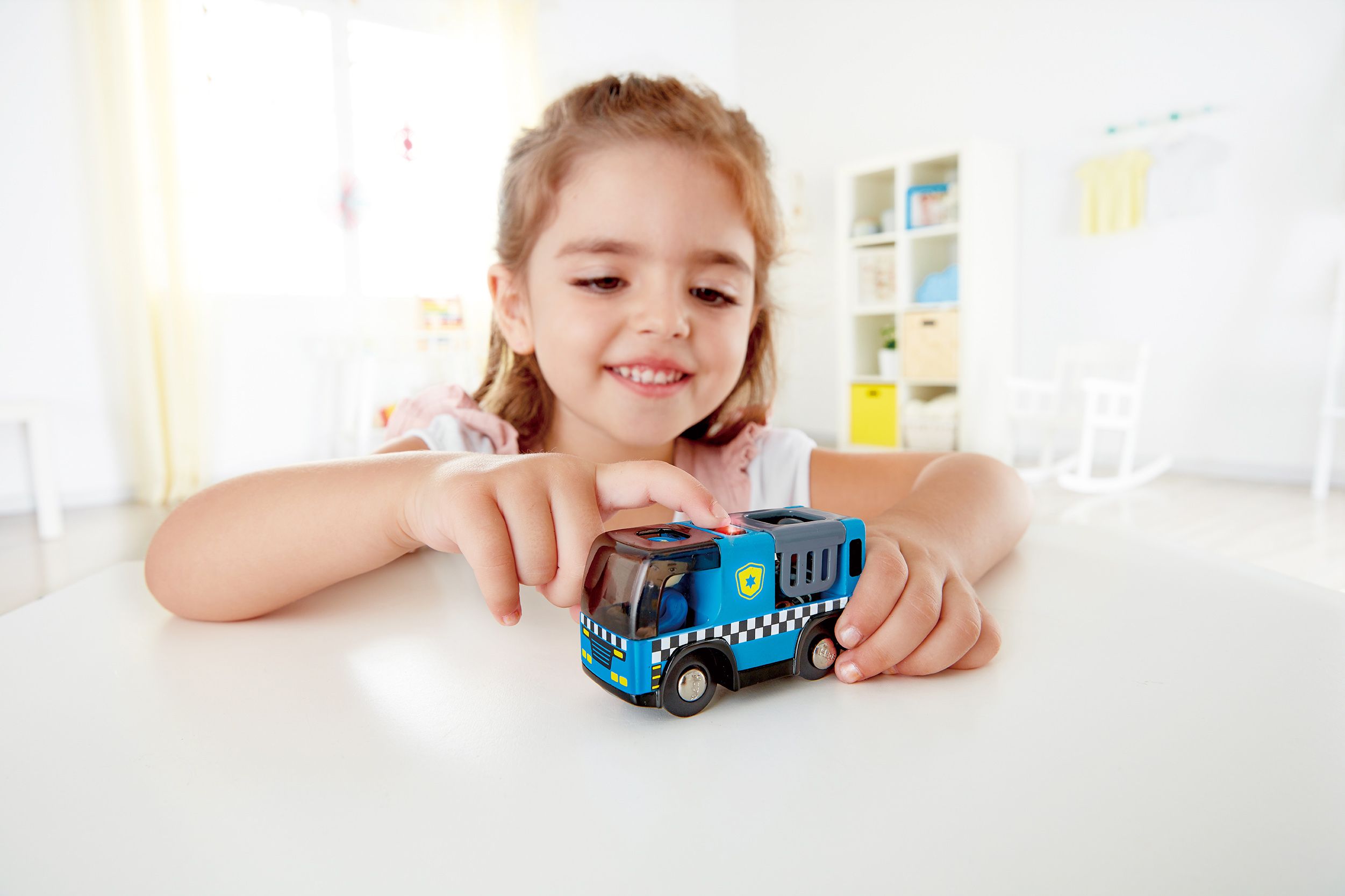 Hape Polizeiauto mit Sirene
