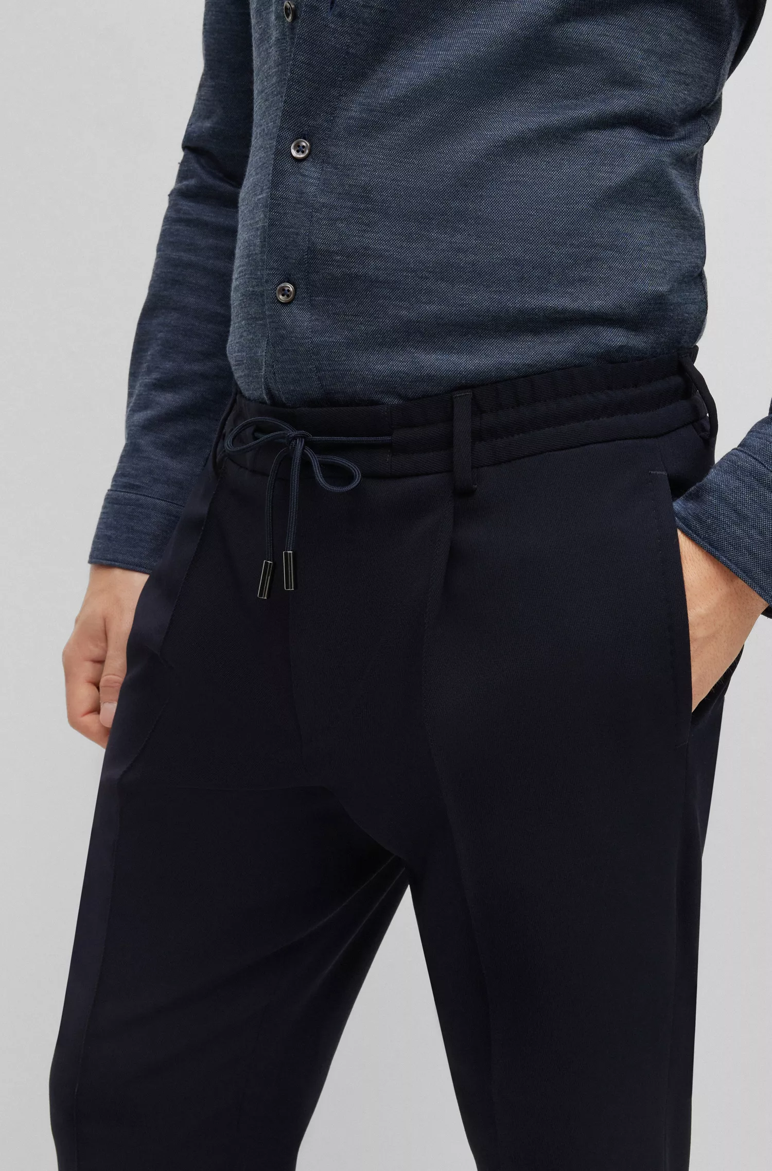 Calça BOSS Camel-Slim-fit em lã virgem elástica com microestampa.