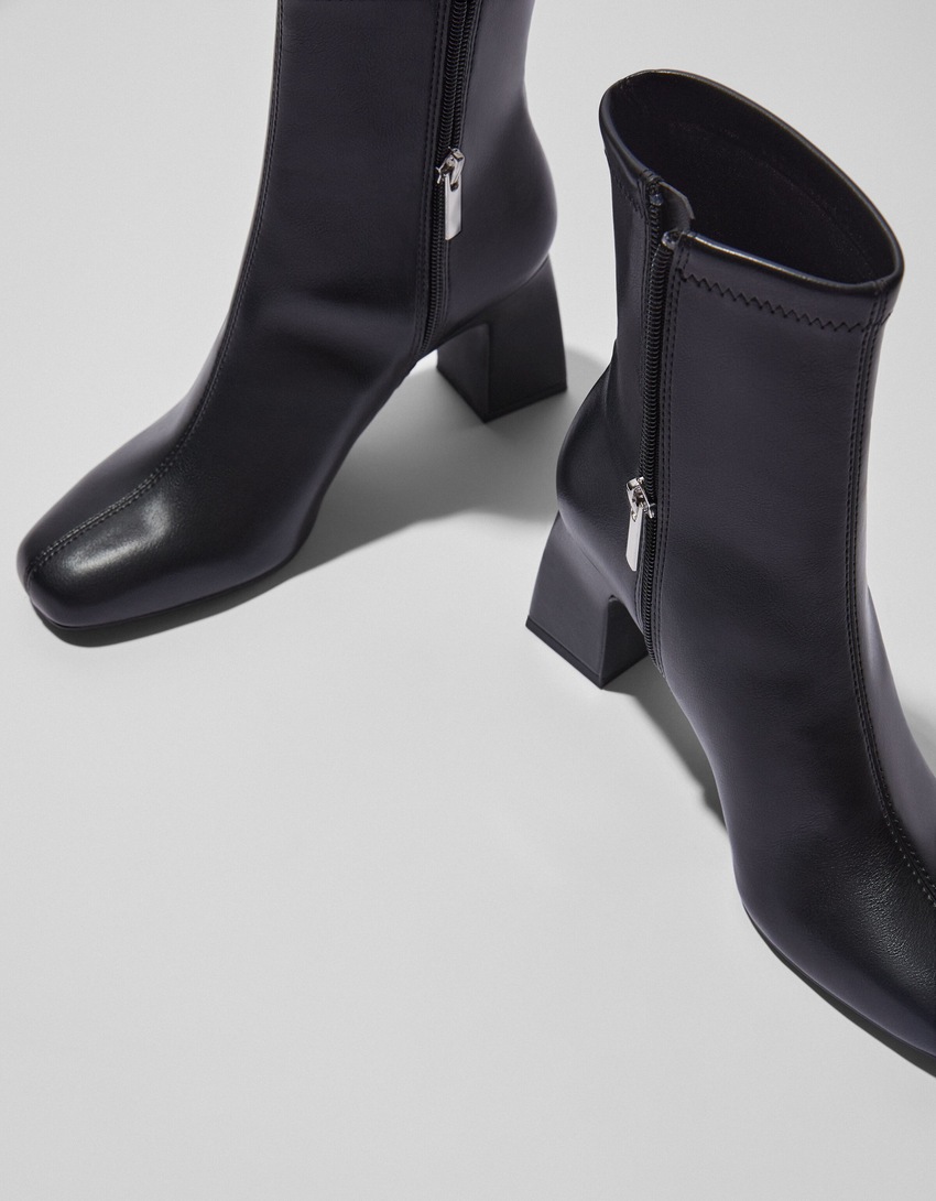 Botas de cano curto com salto alto e modelagem ajustada