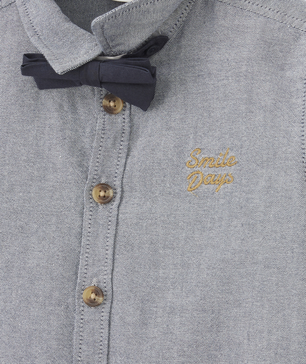 CHEMISE GARÇON EN COTON BLEUE AVEC NOEUD ET MESSAGE