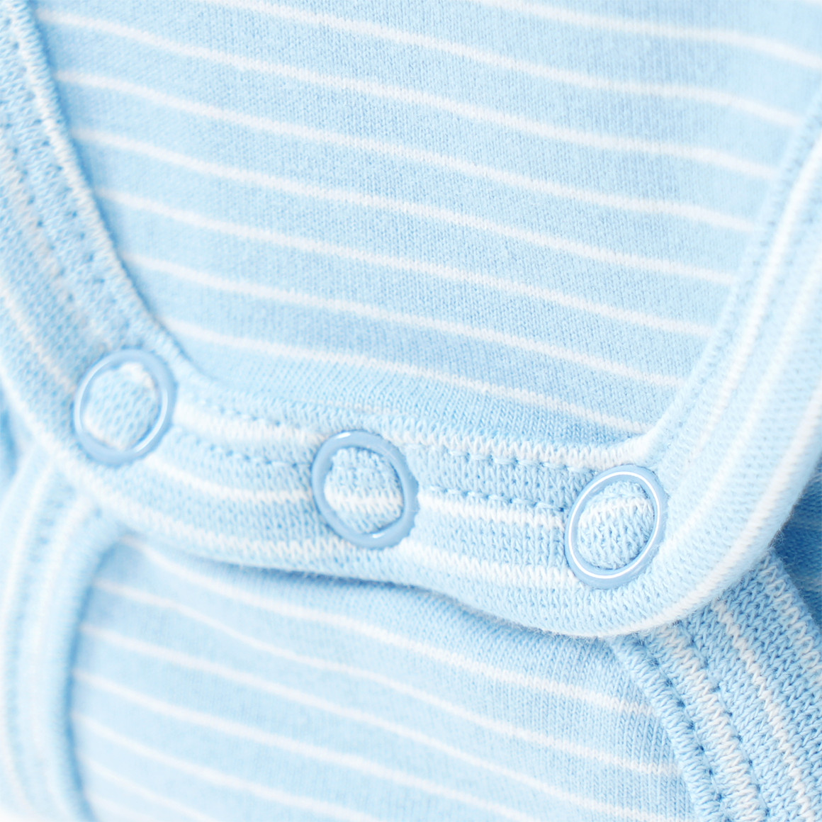 Topomini Newborn Wickelbody mit feinen Streifen hellblau