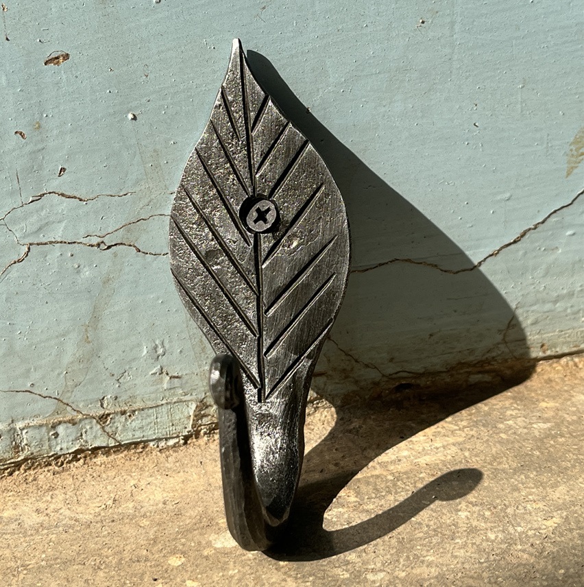 Wandhaken 'Blatt' aus Eisen, anthrazit, H 10 cm, B 4 cm, L 4,5 cm von fischer's lagerhaus
