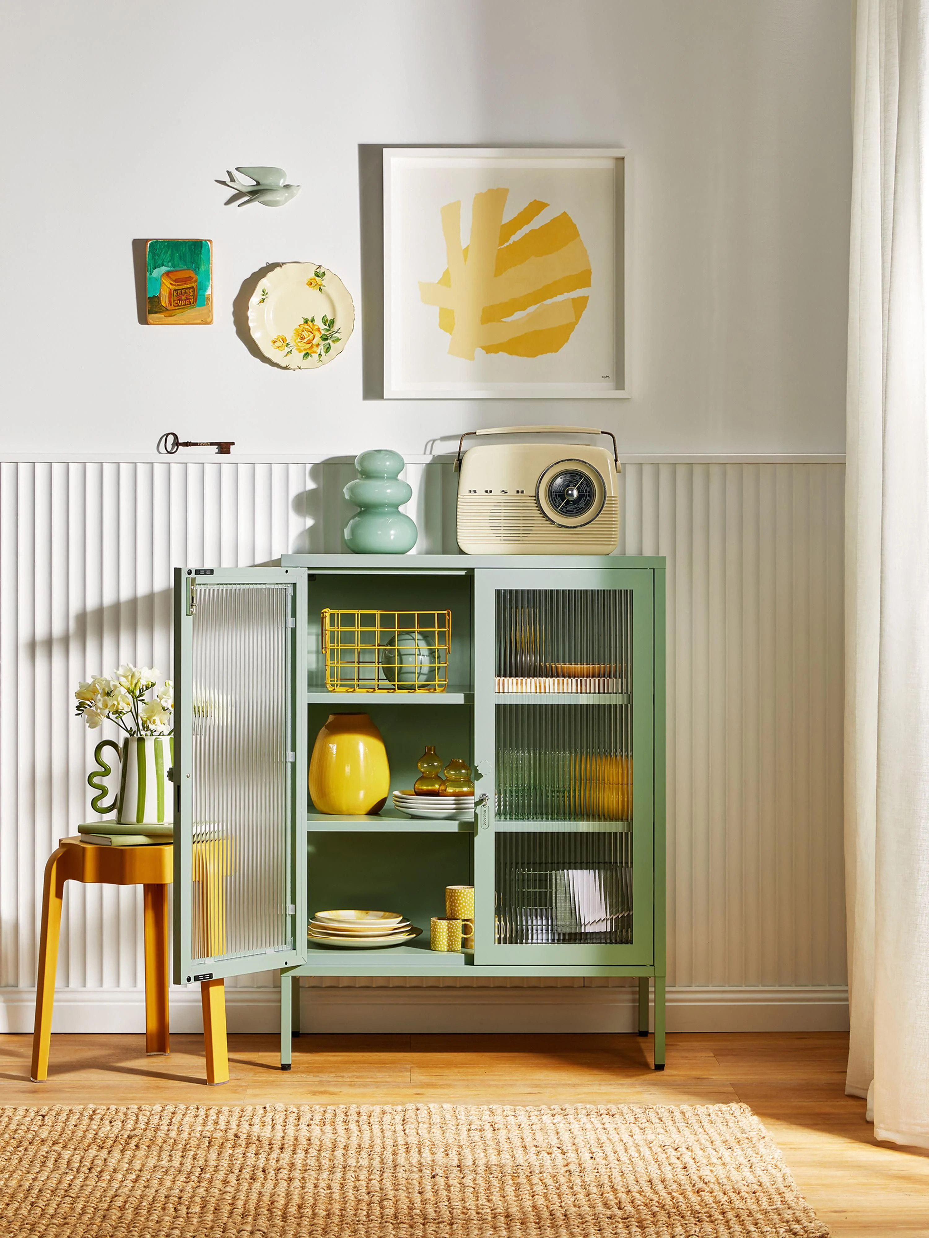Metalen vitrinekast The Mixer met geribbeld glas