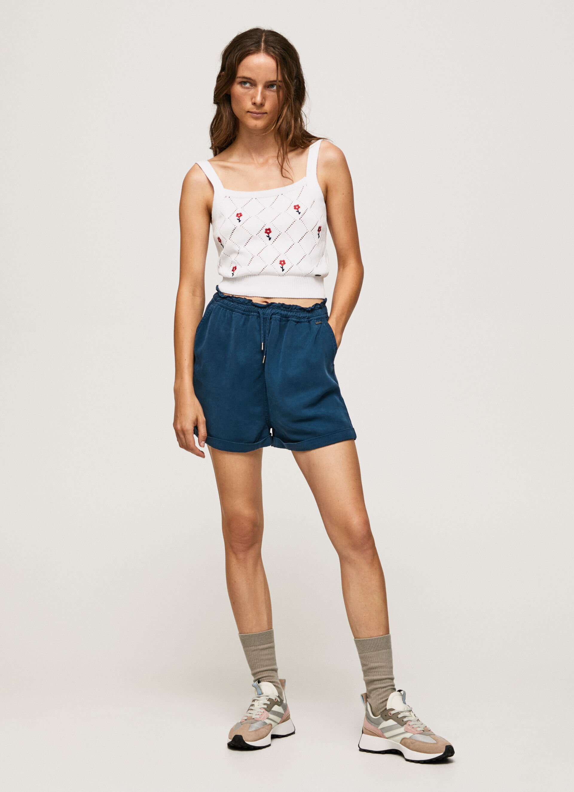 Blusa de algodão com flores bordadas - branca