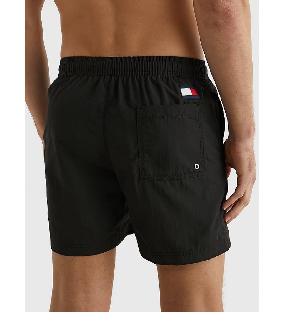 Calção de banho Tommy Hilfiger de comprimento médio com cordão preto.