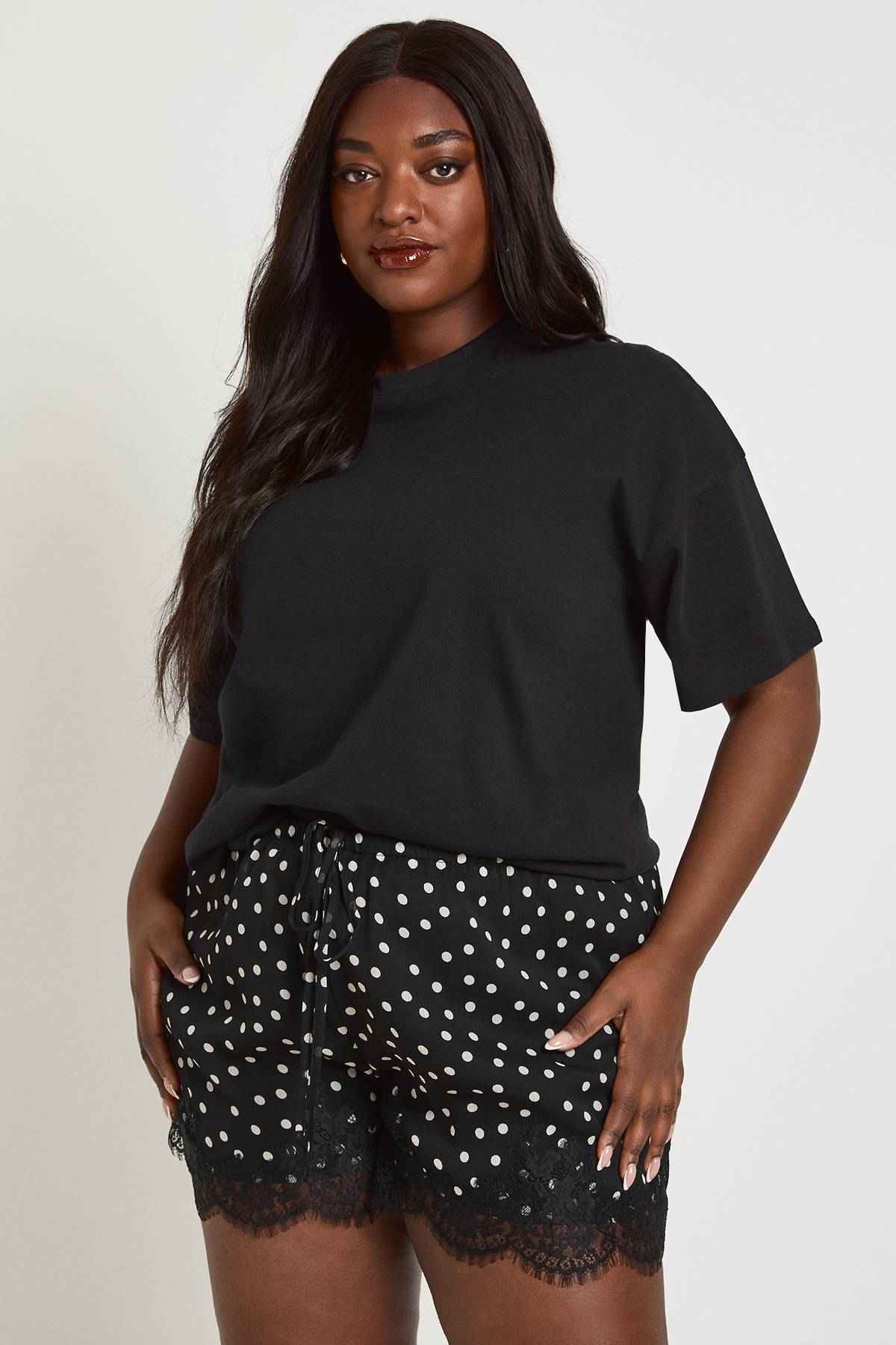 boohoo Short En Mousseline Avec Bordure En Dentelle Grande Taille