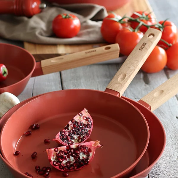 Poêle Ector induction aluminium revêtu manche en bois 24 cm rouge Ogo