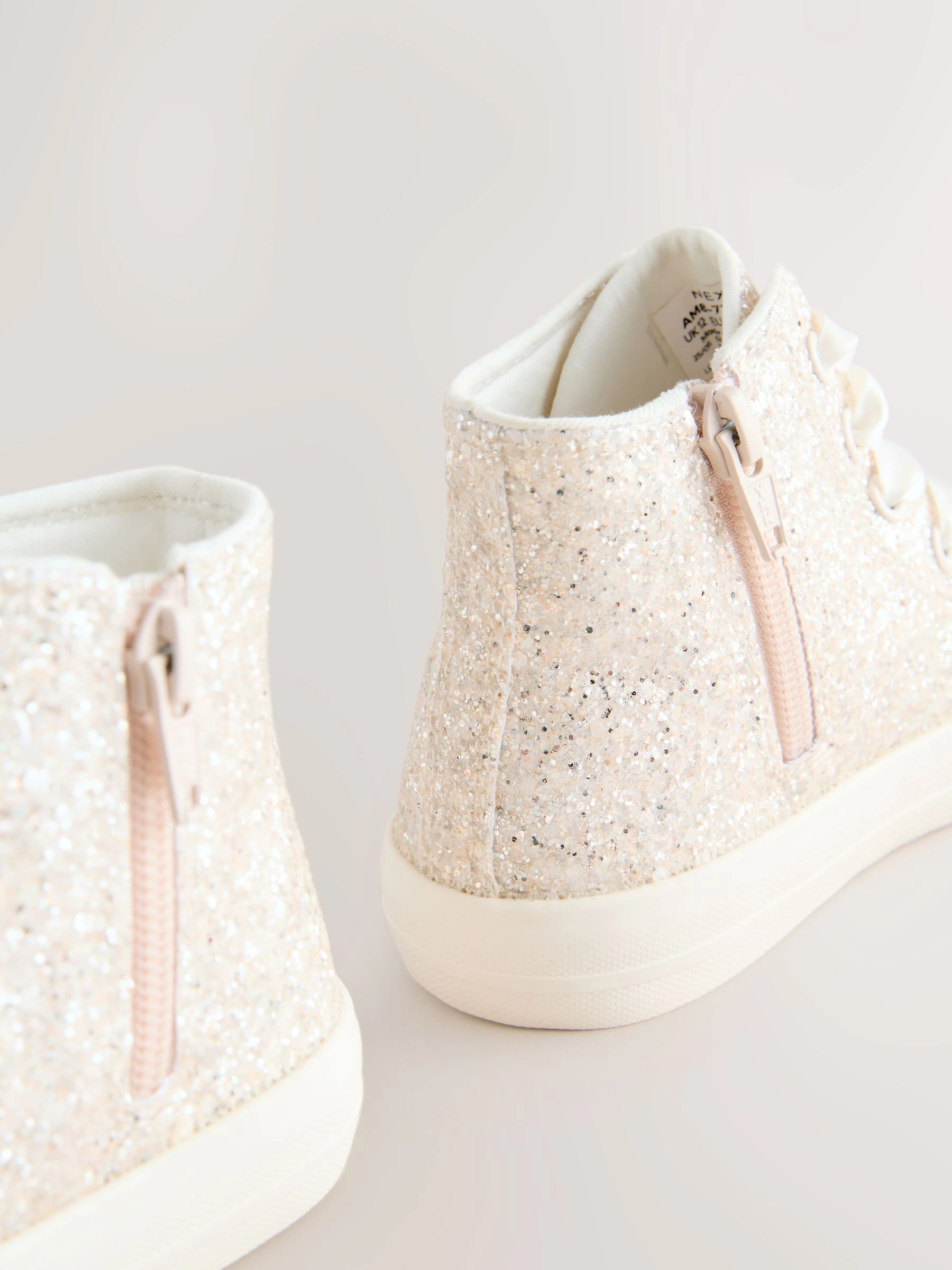 Ivoorkleurig met glitters - Hoge sneakers met veters