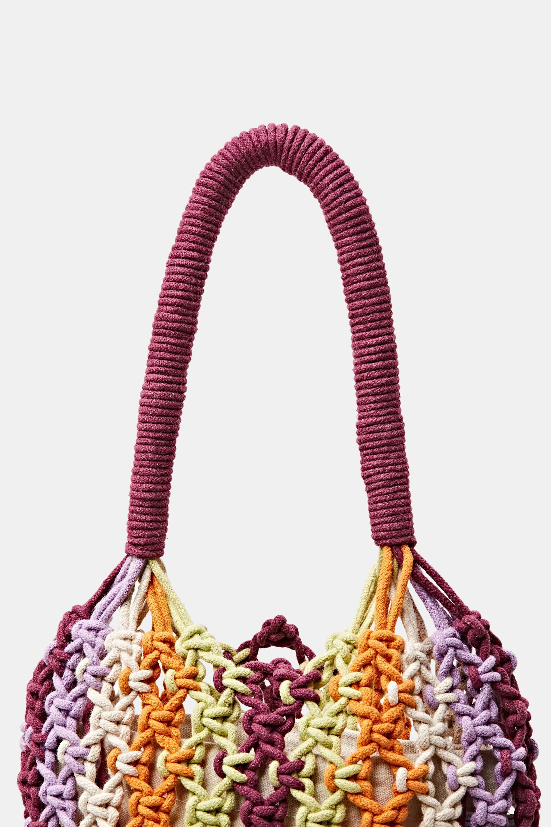 Sac fourre-tout rayé en crochet à pompons