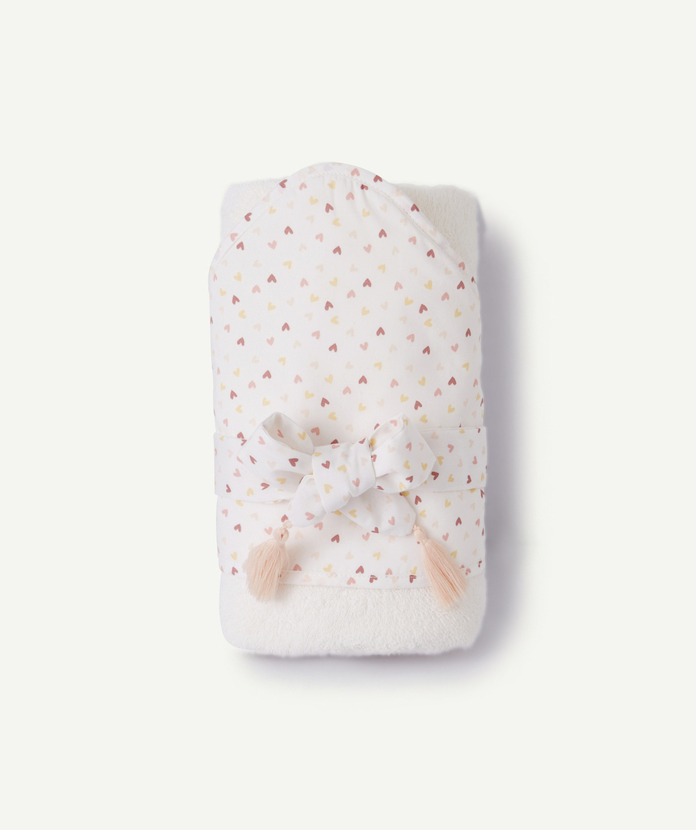 CAPE DE BAIN BÉBÉ BLANCHE ET IMPRIMÉE COEURS EN COTON BIOLOGIQUE