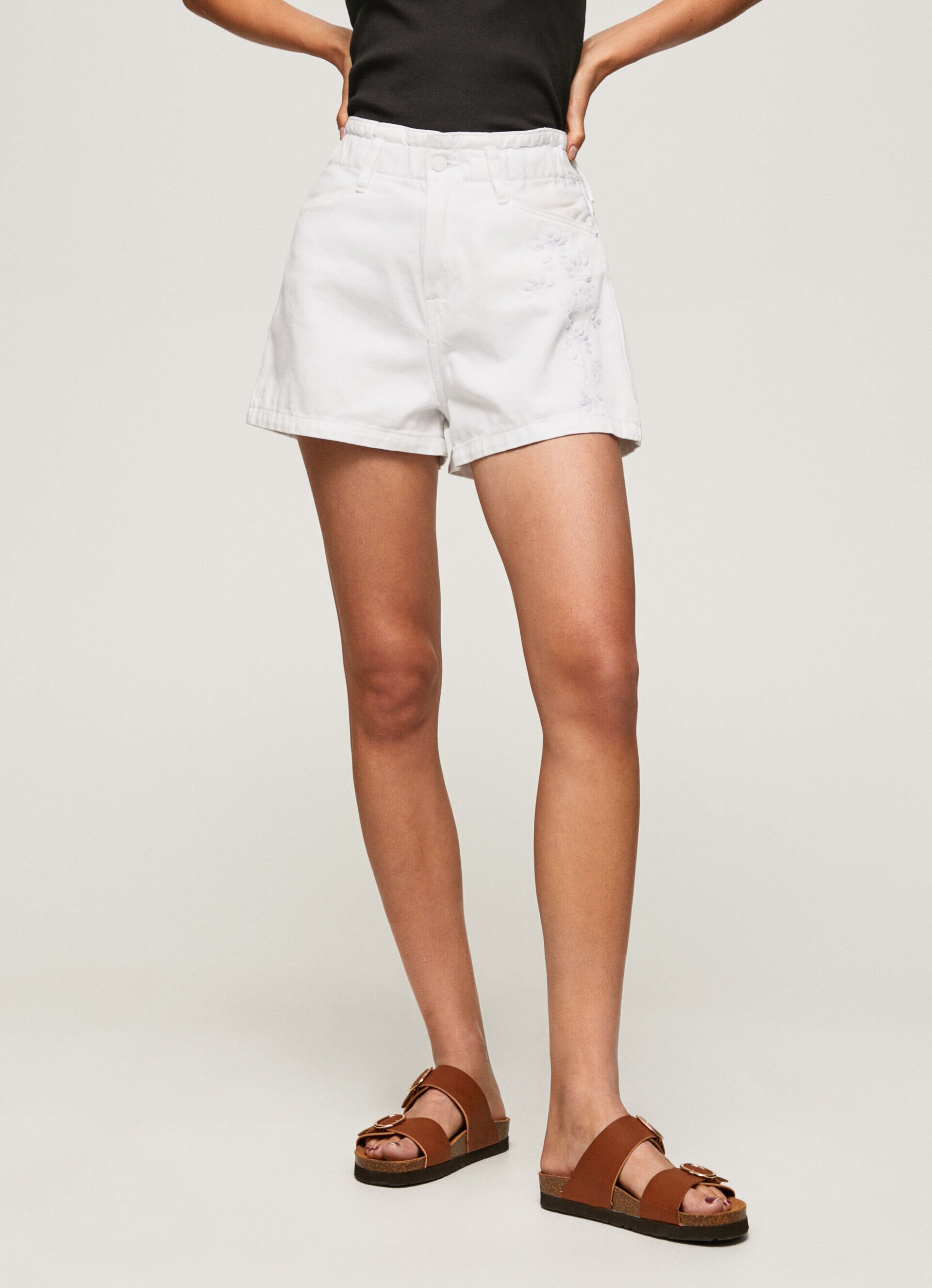 Shorts jeans com flores bordadas - jeans