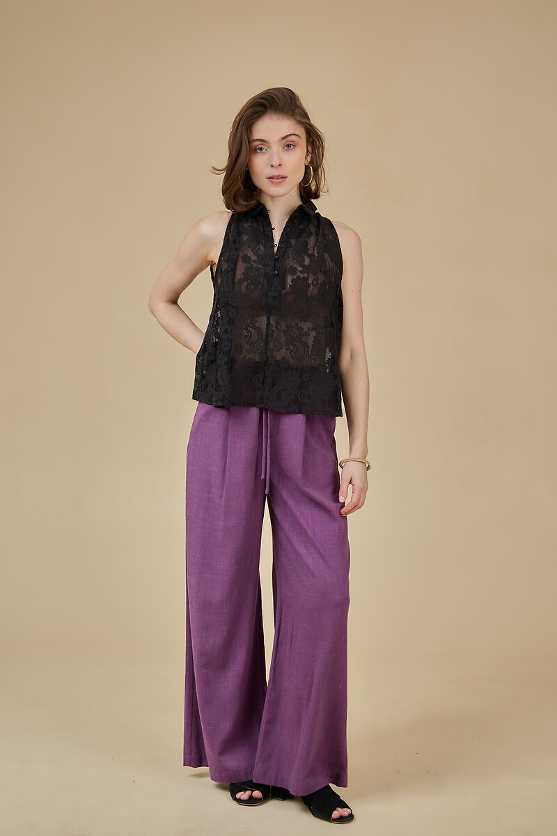 ATÉ BREVE<br>Blusa de renda com fechamento em botão