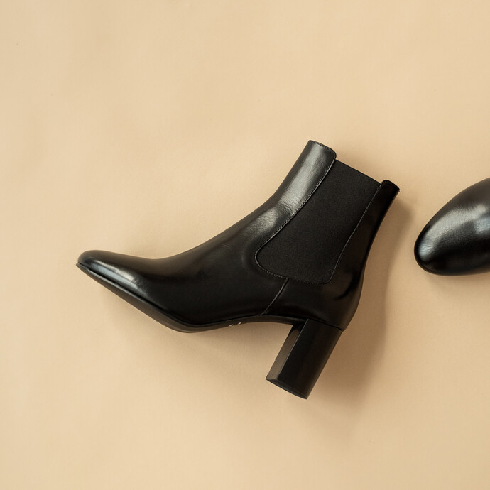 Bottines à talons et bouts pointus  en cuir noir