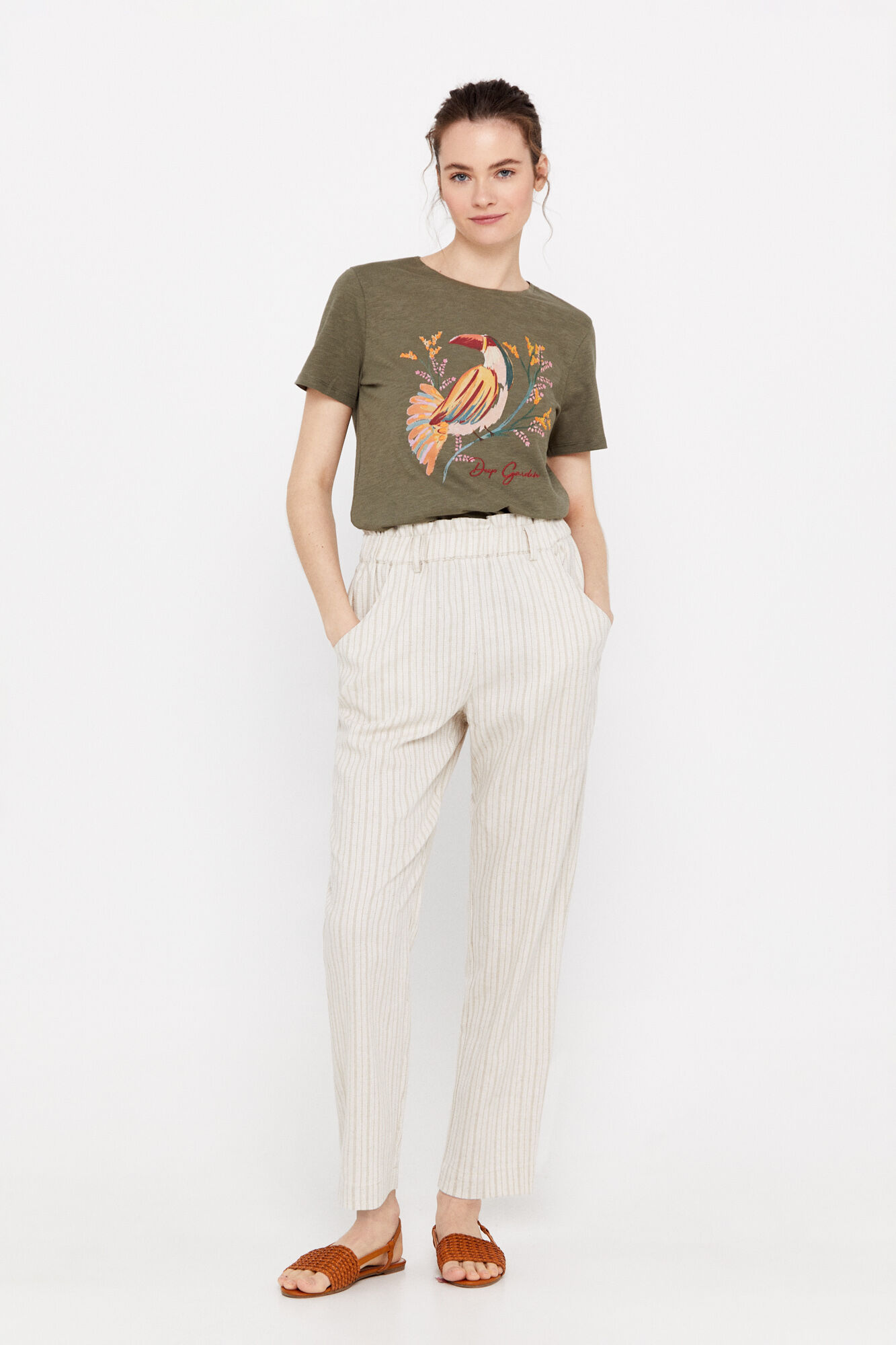 Camiseta com estampa de selva - Cáqui