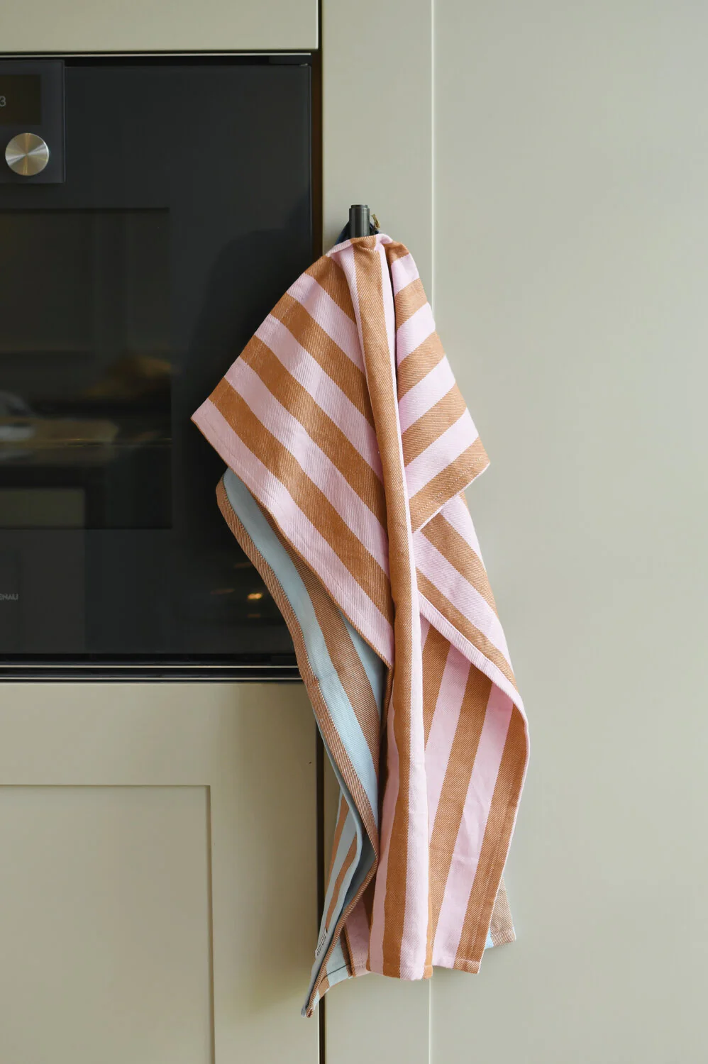 Gorms  Stribet viskestykke, rosa/orange - 70x50 cm.