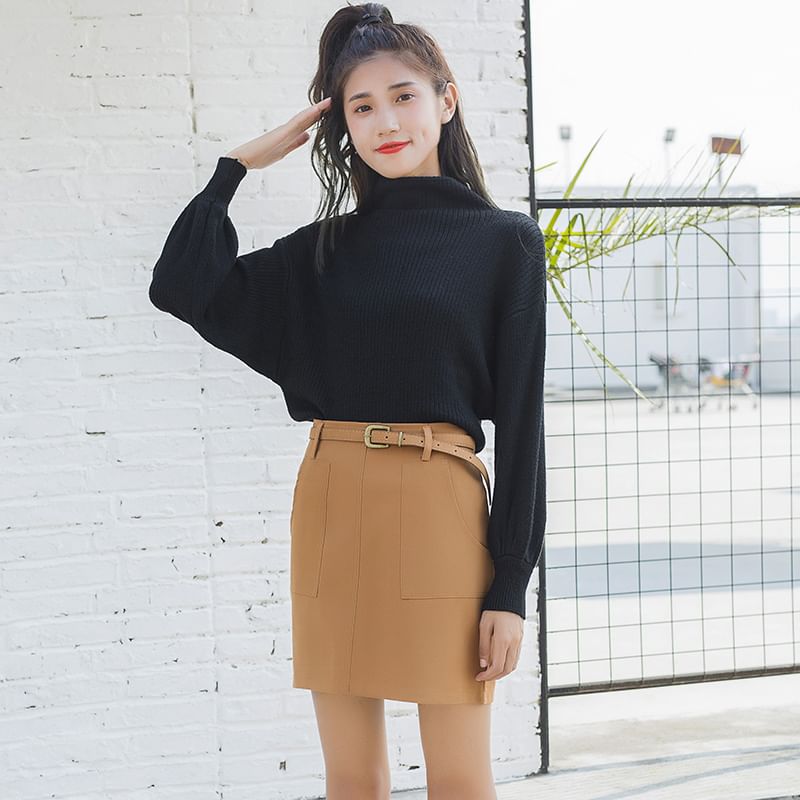 Petit Lace - Effen blouse met mock-neck / Mini-aansluitende rok / Set