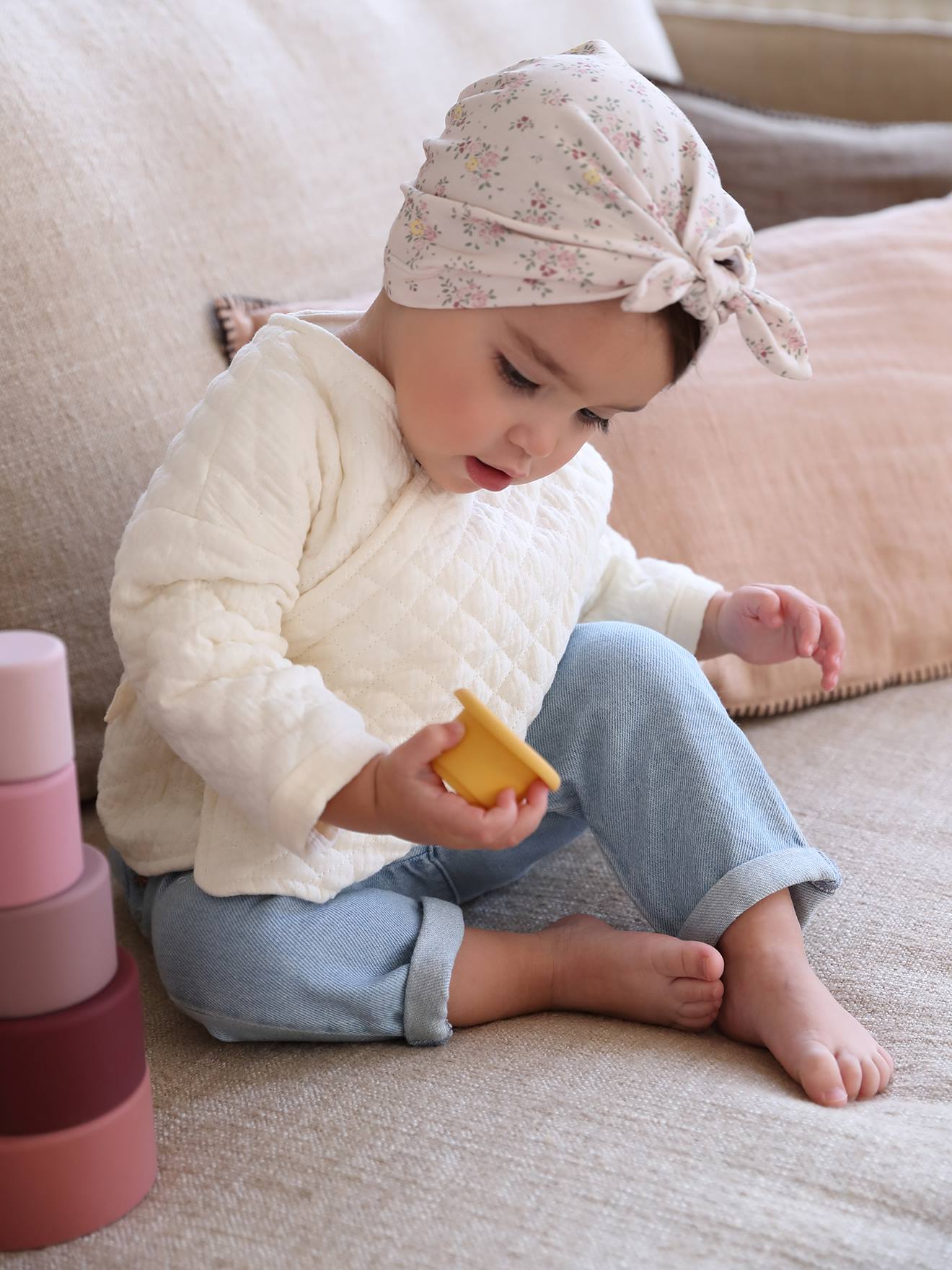 Touca infantil bege de tricô estilo turbante com estampa.