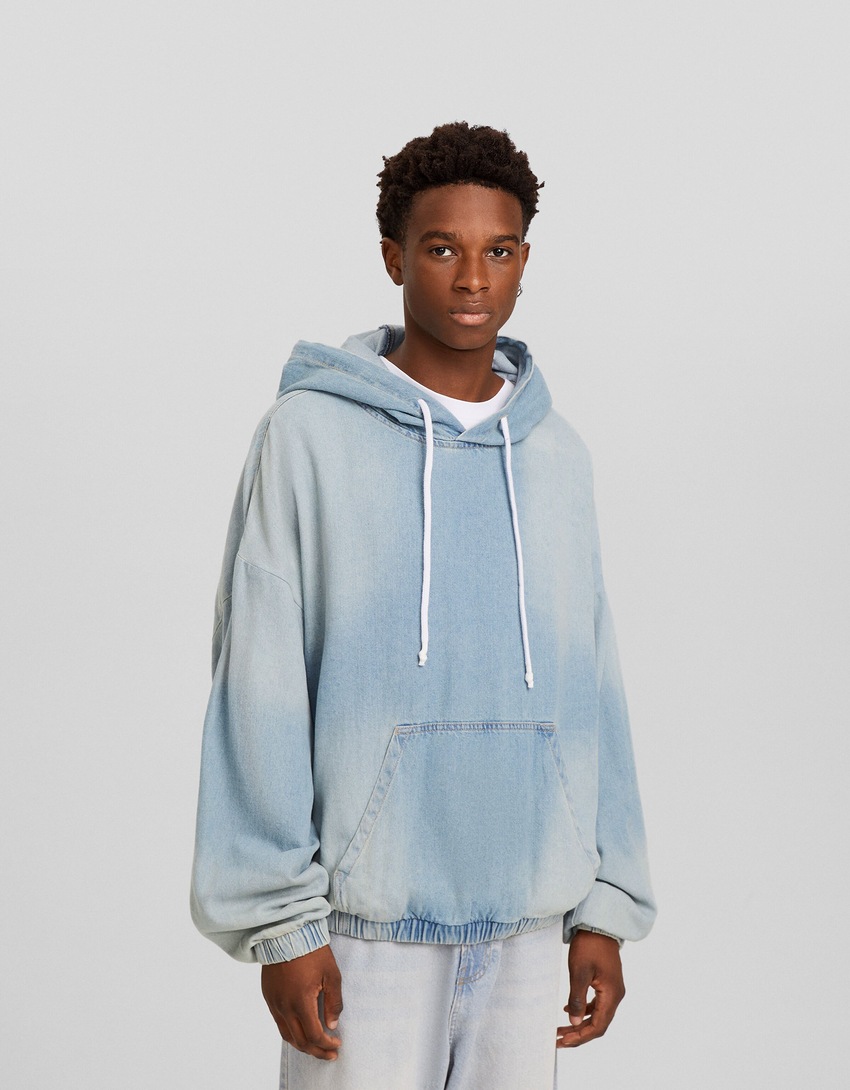 Moletom jeans com capuz e efeito desbotado e modelagem quadrada