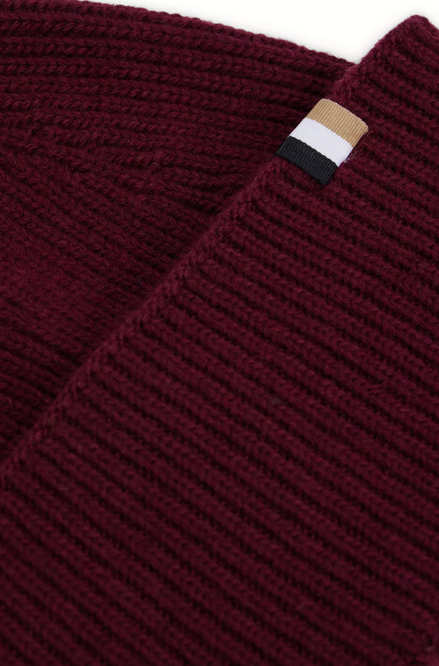 Gorro BOSS preto canelado com etiqueta listrada característica.