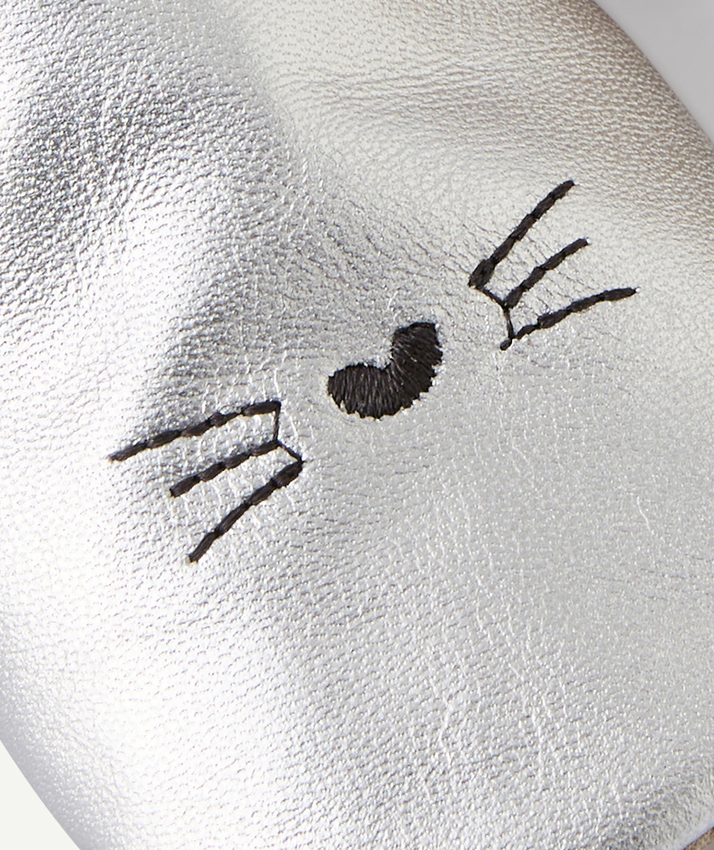 CHAUSSONS EN CUIR BÉBÉ FILLE COULEUR ARGENTÉE AVEC MOTIFS CHATS BRODÉS