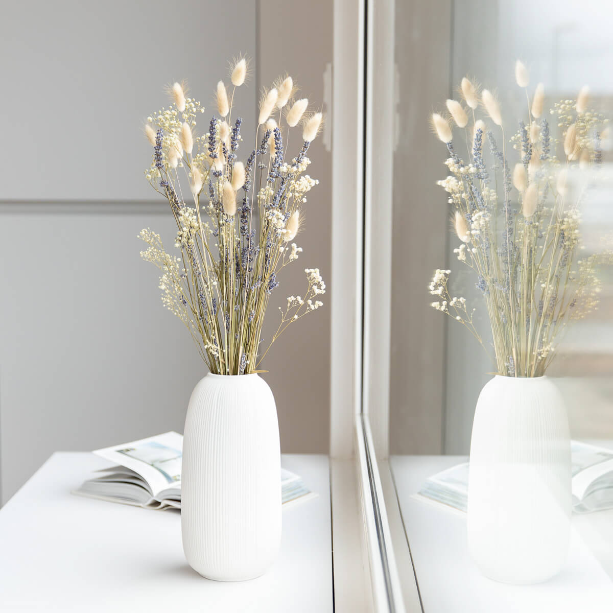 Lavender Dreams: boeket van gedroogd bloemen in beige en paars, gemaakt van lavendel en lagurus.