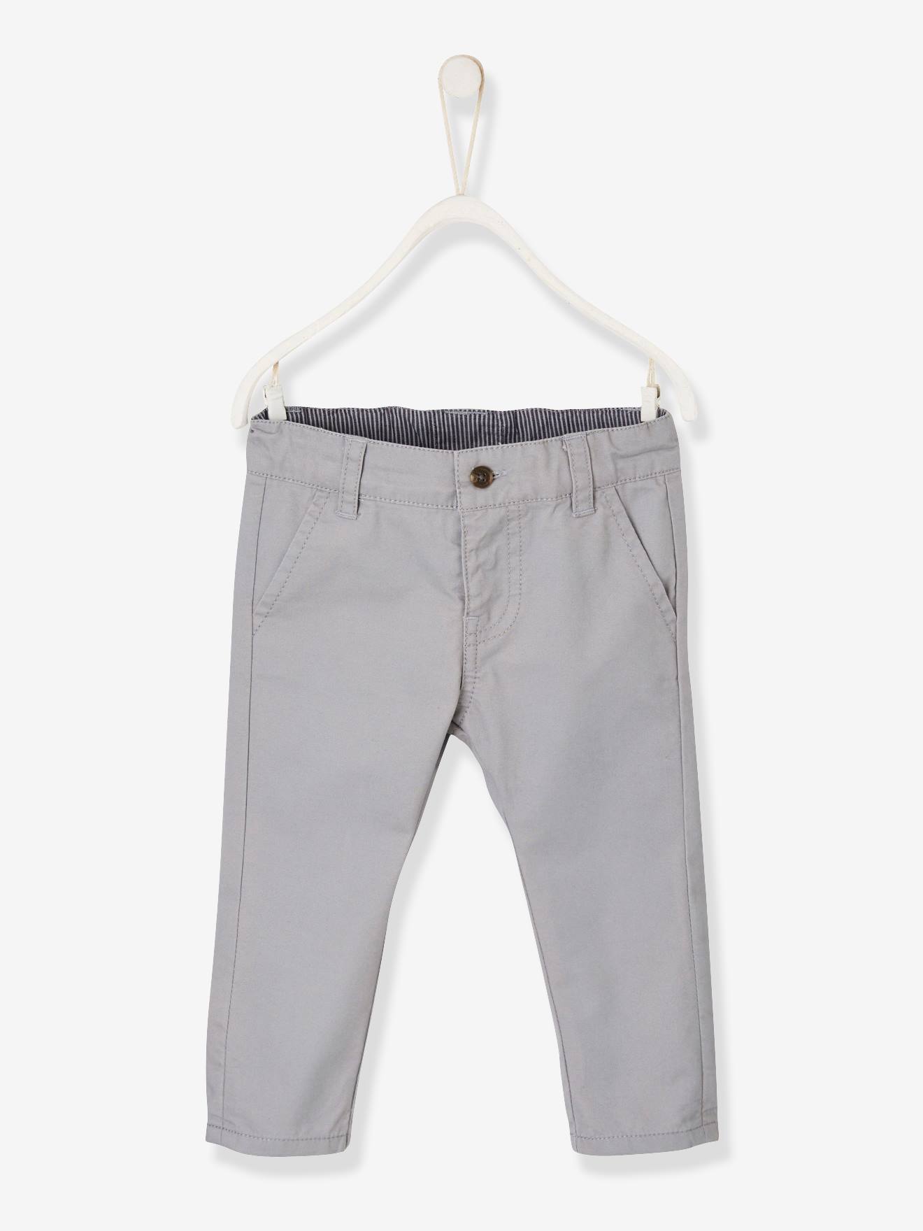 Conjunto formal para bebê menino com colete de tricô, camisa, gravata borboleta e calça azul-escura lisa.