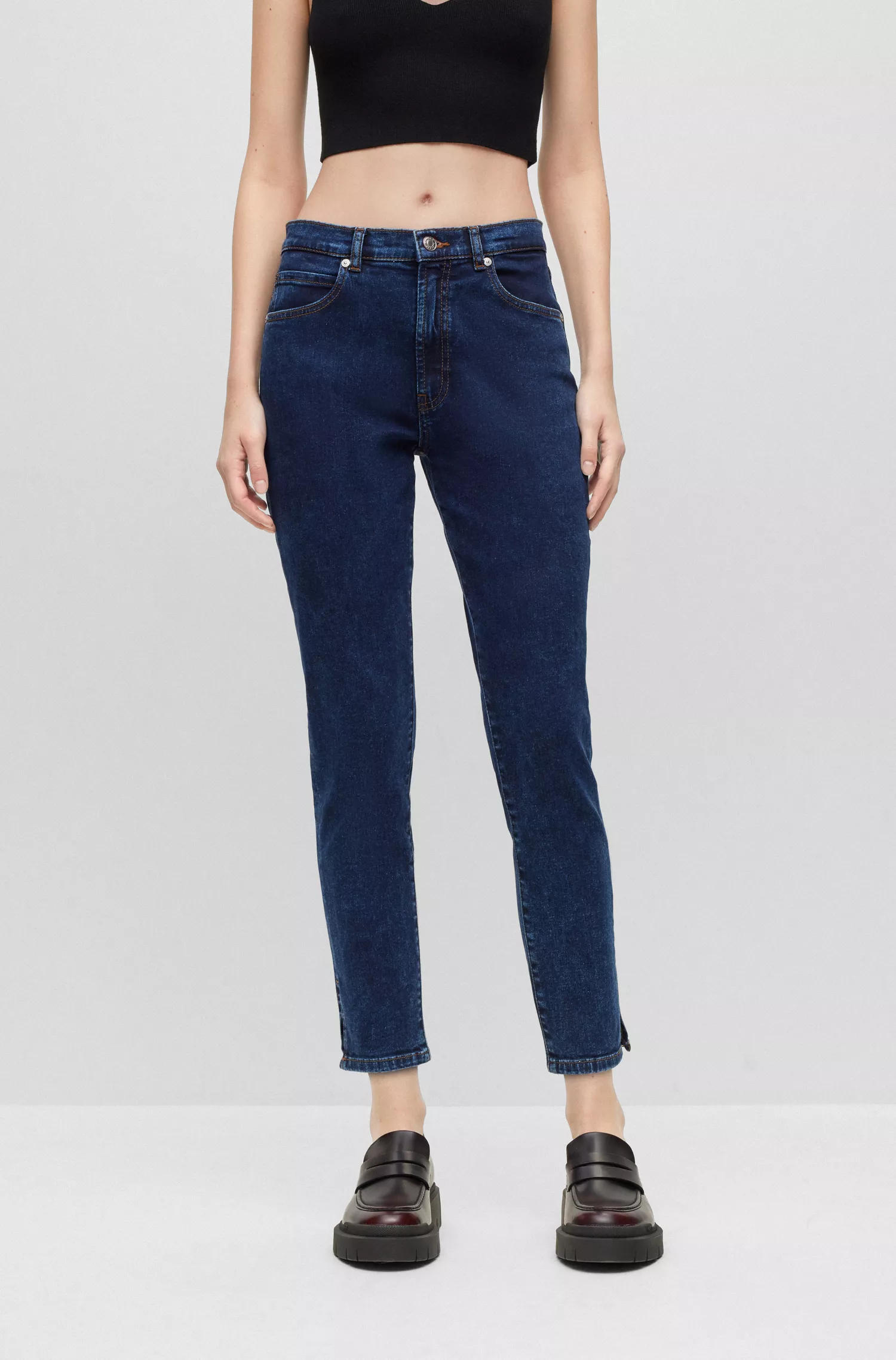 Calça jeans HUGO vermelha, corte slim, em denim elástico com fendas na barra.