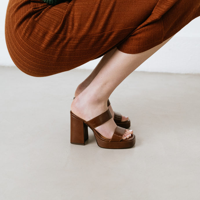 Mules à plateformes et brides  en cuir vieilli marron