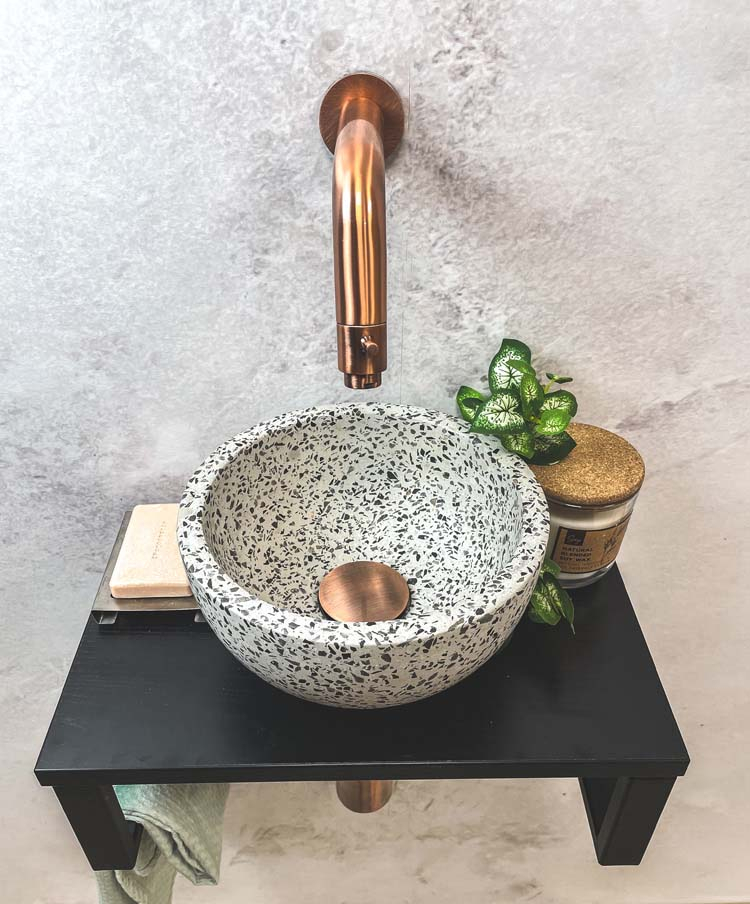 Saniclear Lovi fonteinset met zwart-witte terrazzo waskom en koperen kraan voor in het toilet