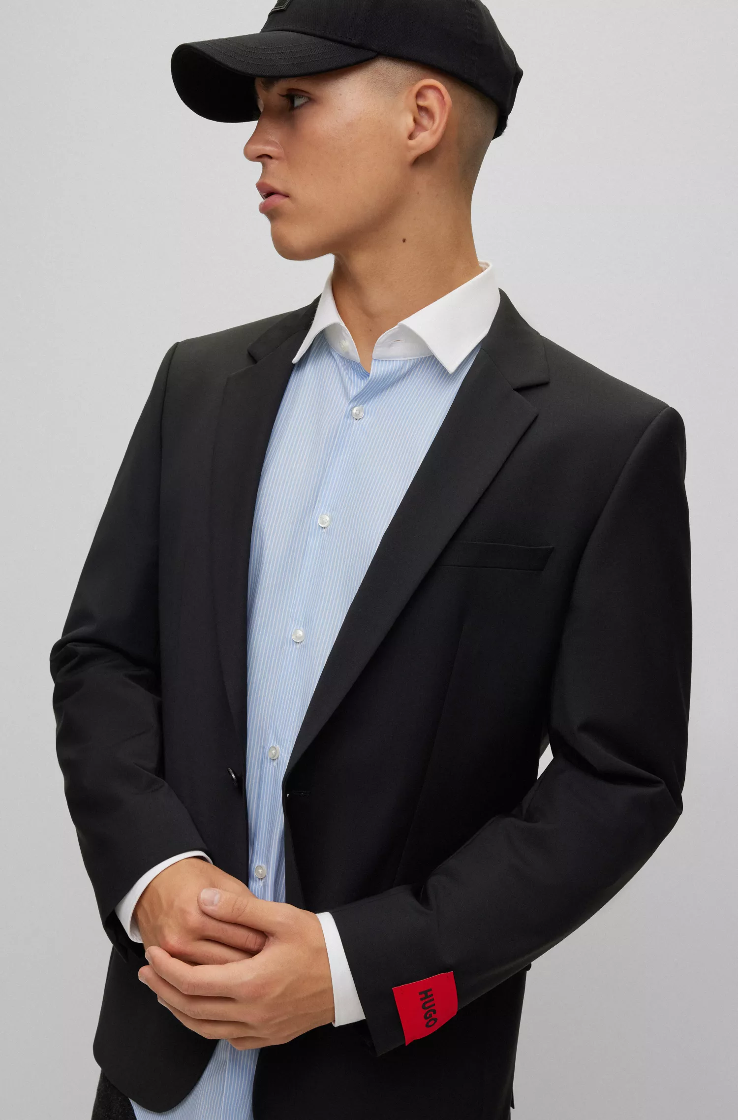 Camisa HUGO vermelha de corte slim em popeline de algodão listrado.
