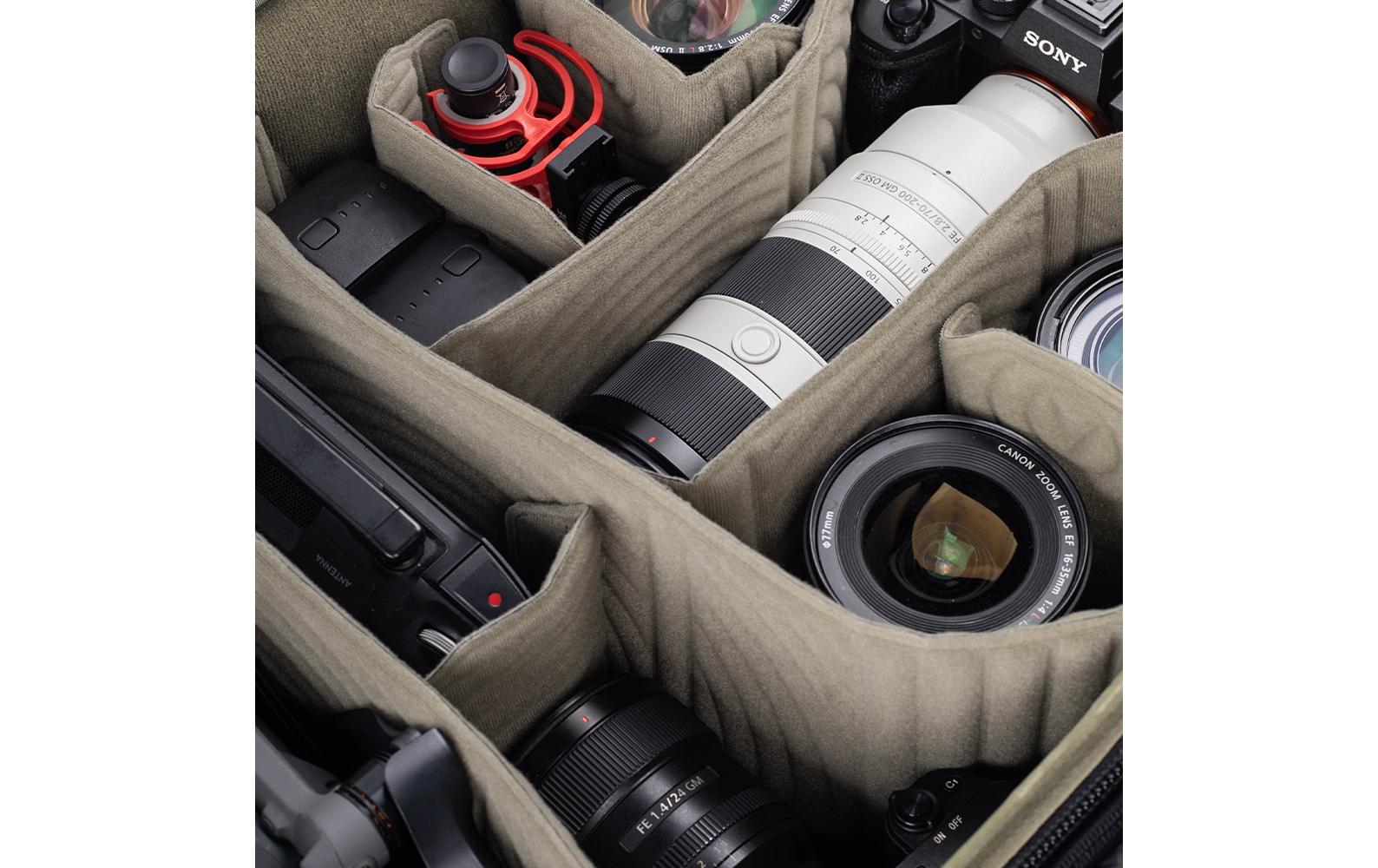 Fotorucksack OnePro Flex + Camera Insert M 40 L, Space Black<br>Stylischer Kamerarucksack